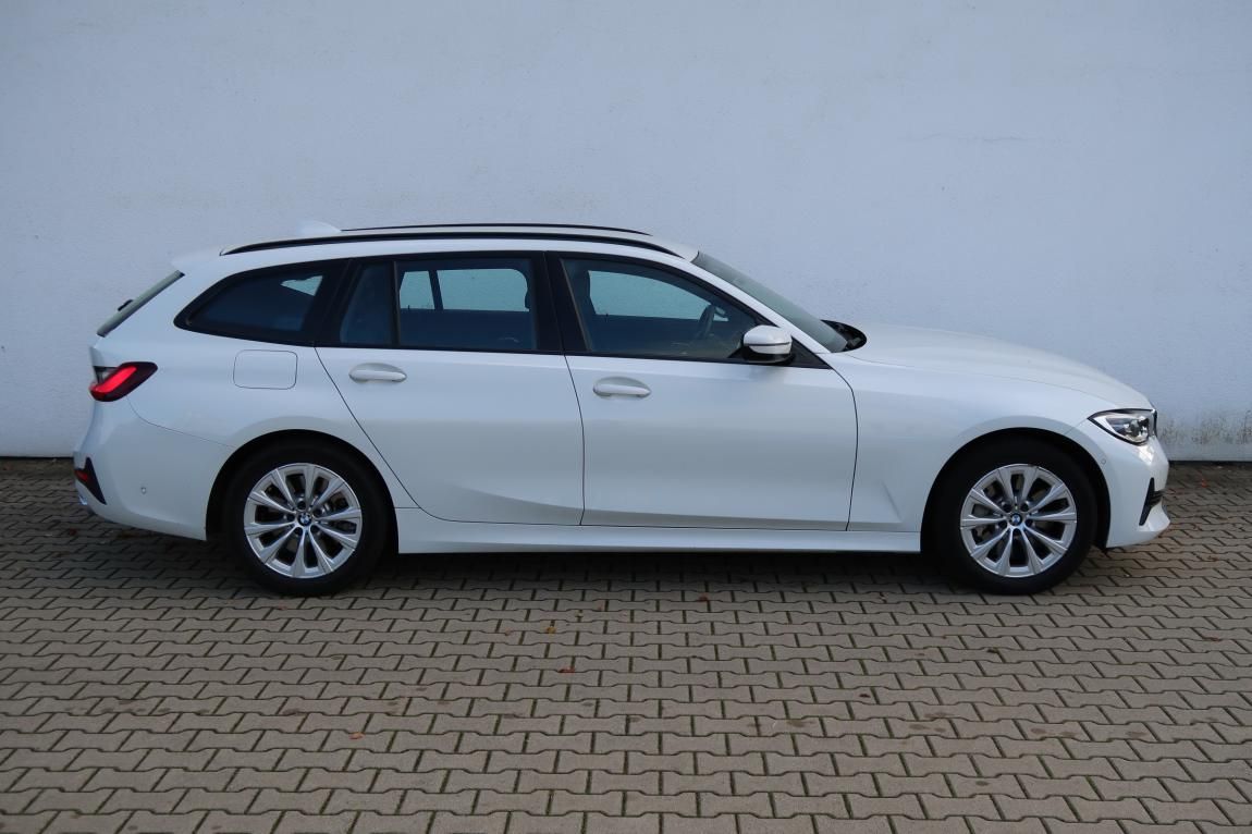 BMW Řada 3, 330i xDrive Touring - fotka 5