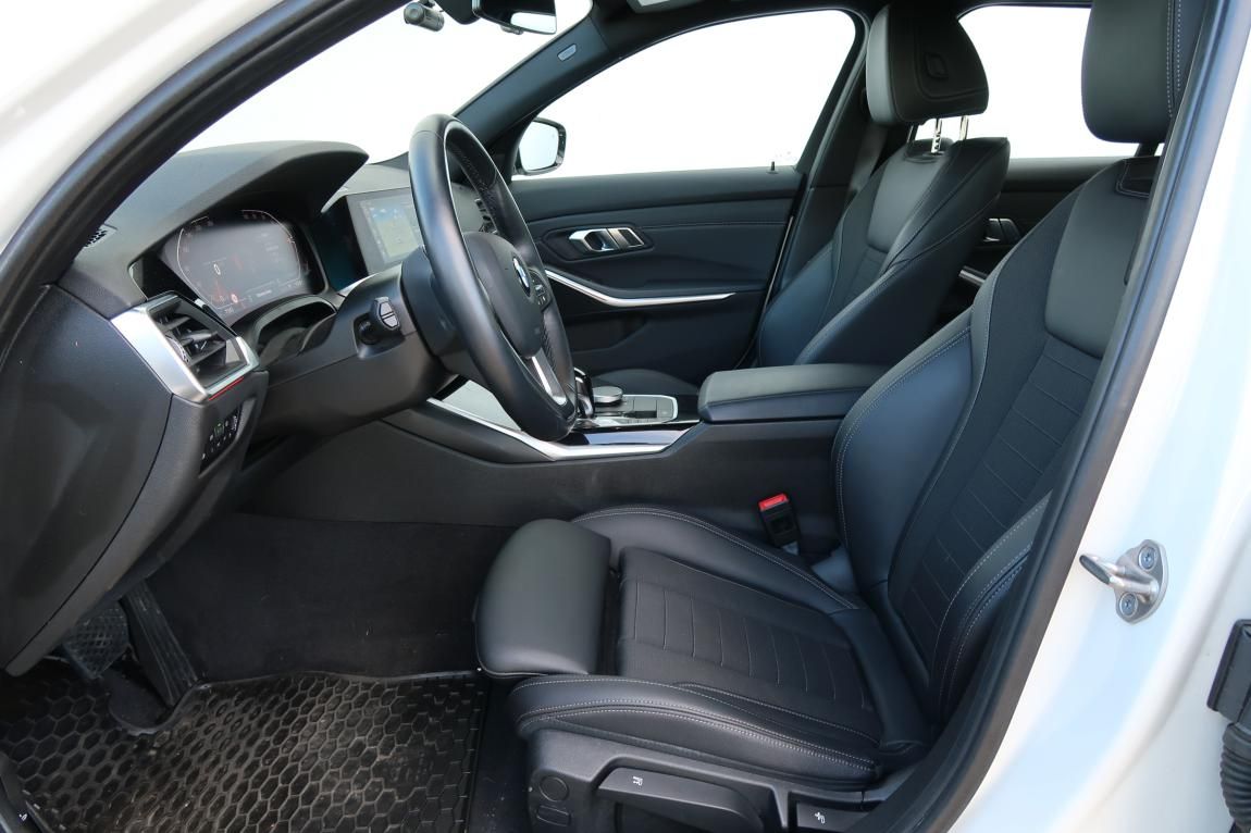 BMW Řada 3, 330i xDrive Touring - fotka 2