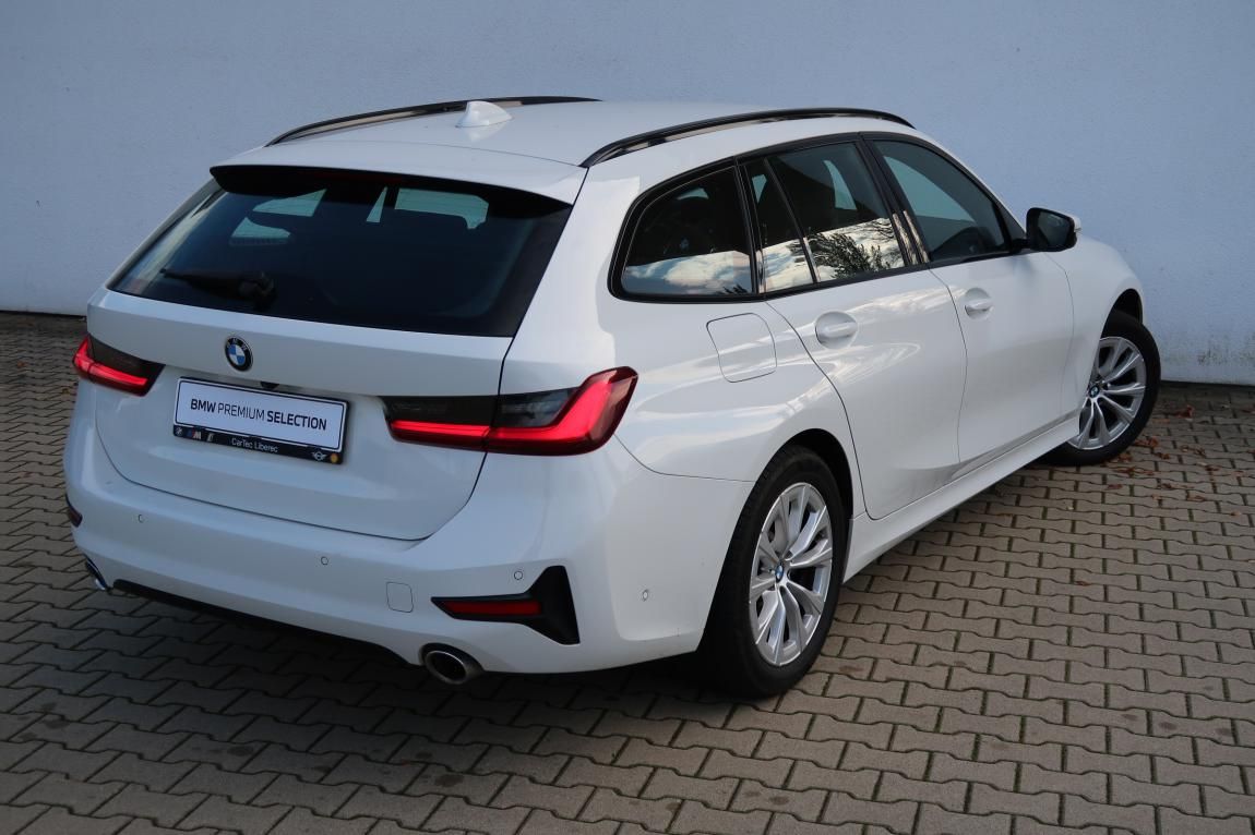 BMW Řada 3, 330i xDrive Touring - fotka 3