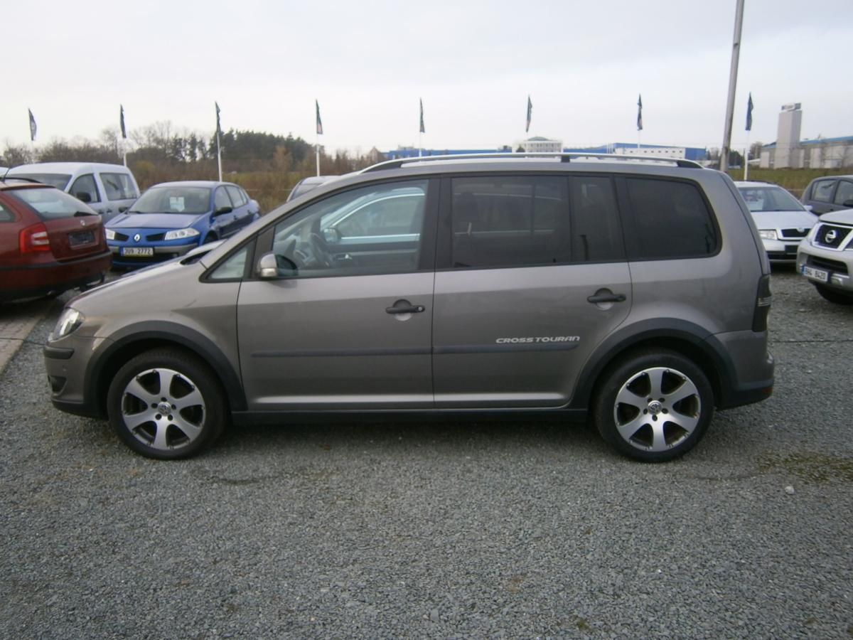Volkswagen Touran, Cross 1.4TSi,2x kola - fotka 4