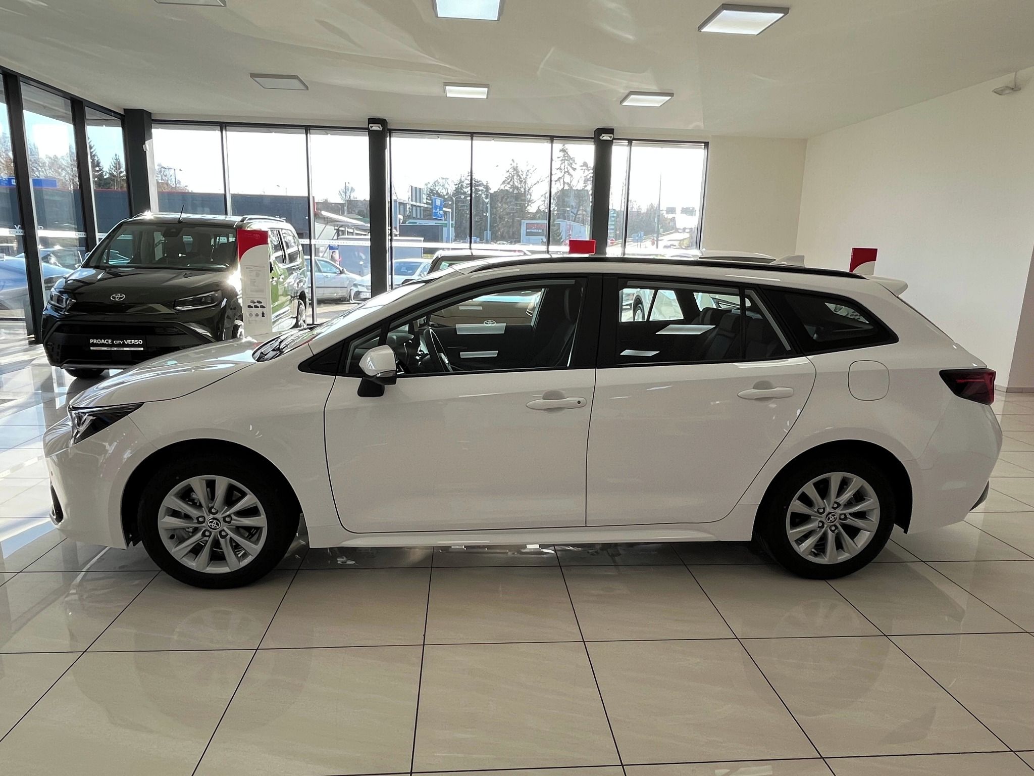 Toyota Corolla, 1,8 Comfort Tech Touring Sport - fotka 2