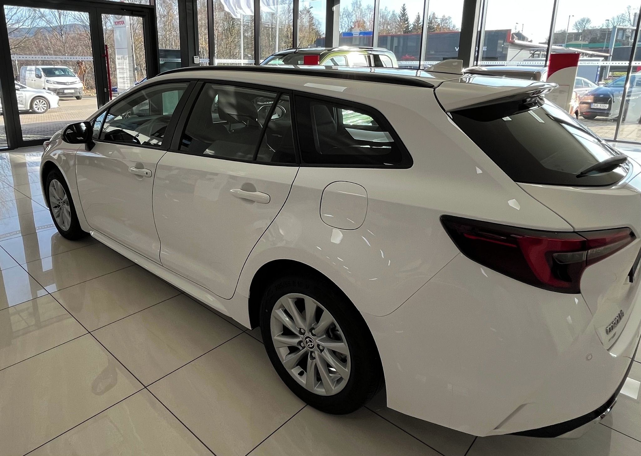 Toyota Corolla, 1,8 Comfort Tech Touring Sport - fotka 3