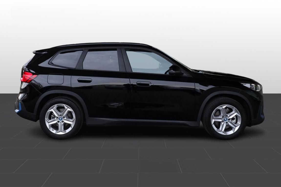 BMW iX1, xDrive30 - fotka 4