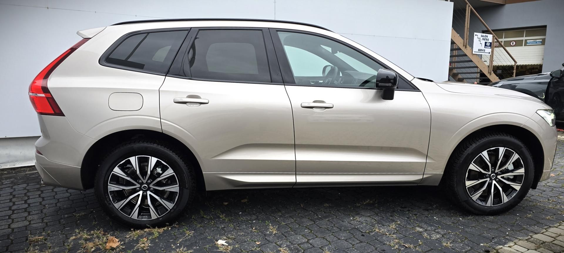 Volvo XC60, B4 AWD PLUS Dark AT8 - fotka 5