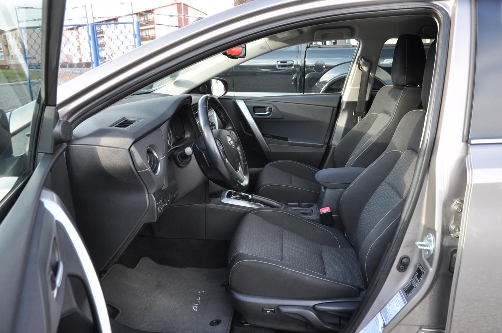 Toyota Auris, 1.6ValveMatic 97kW KOMBI A/T - fotka 6