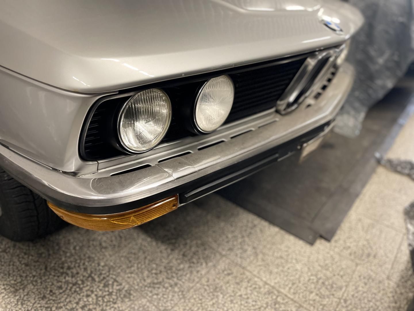 BMW Řada 5, 525i E12 REZEVOVÁNO - fotka 4