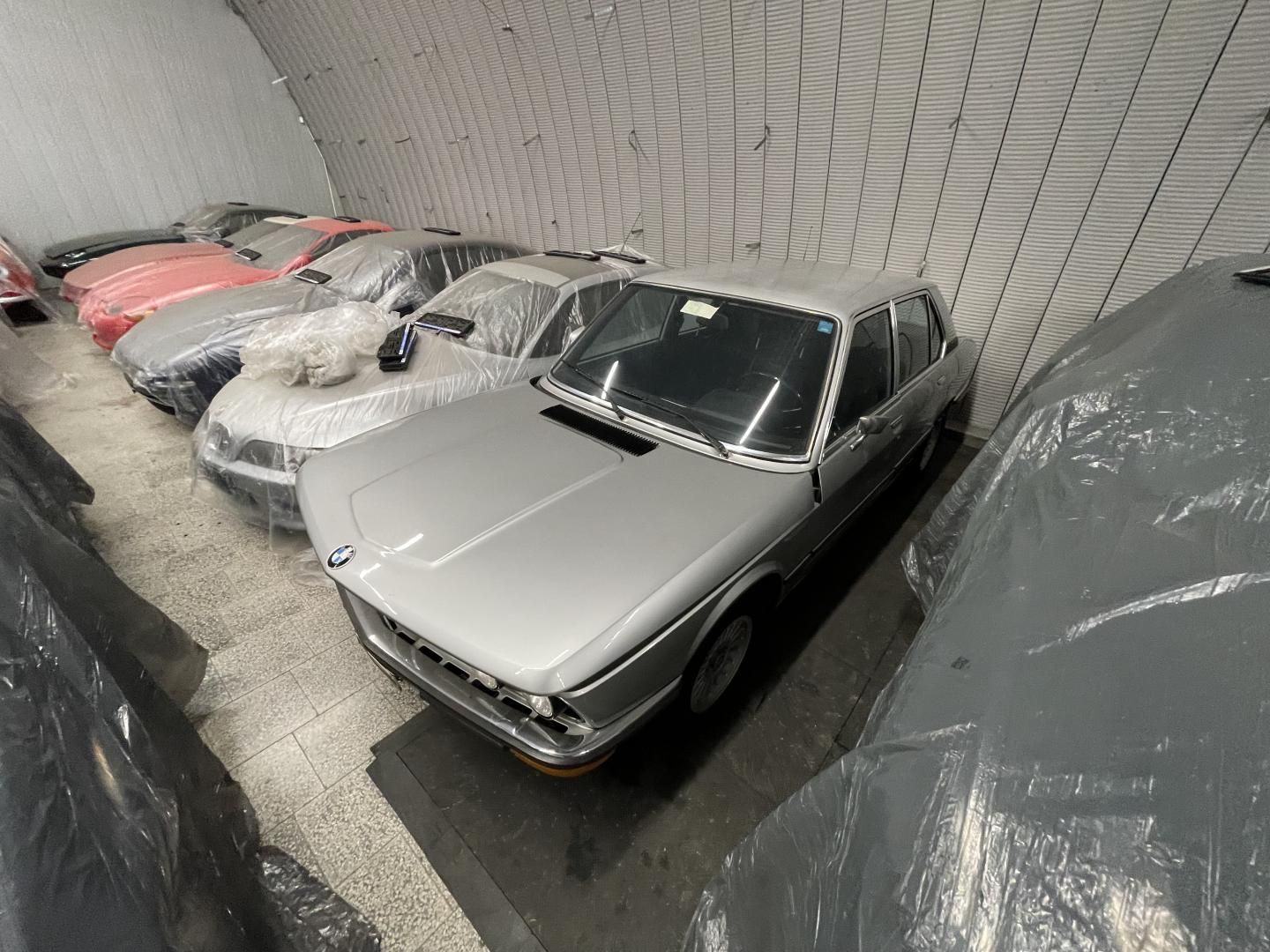 BMW Řada 5, 525i E12 REZEVOVÁNO - fotka 2