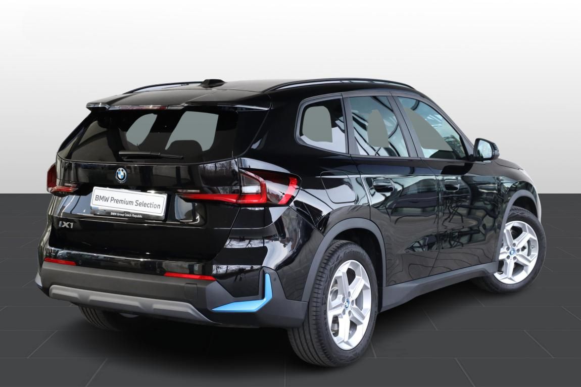 BMW iX1, xDrive30 - fotka 3