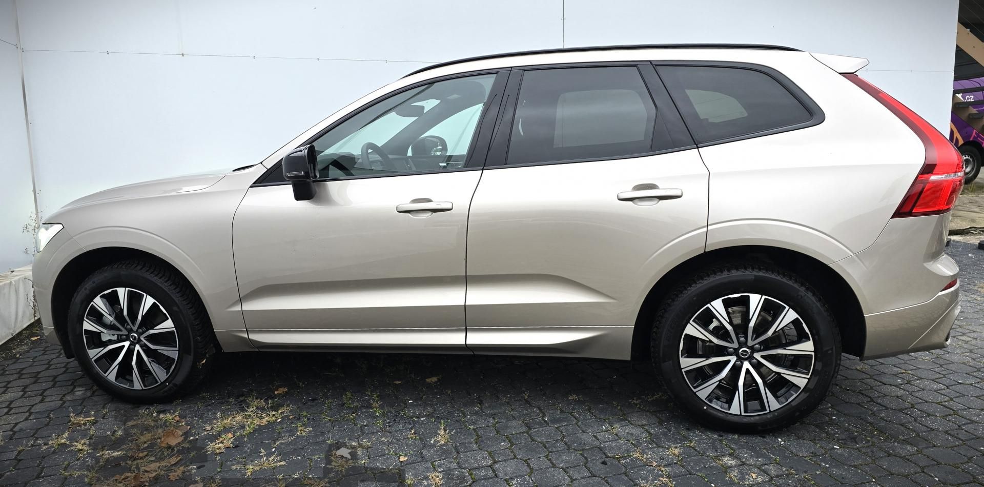 Volvo XC60, B4 AWD PLUS Dark AT8 - fotka 6