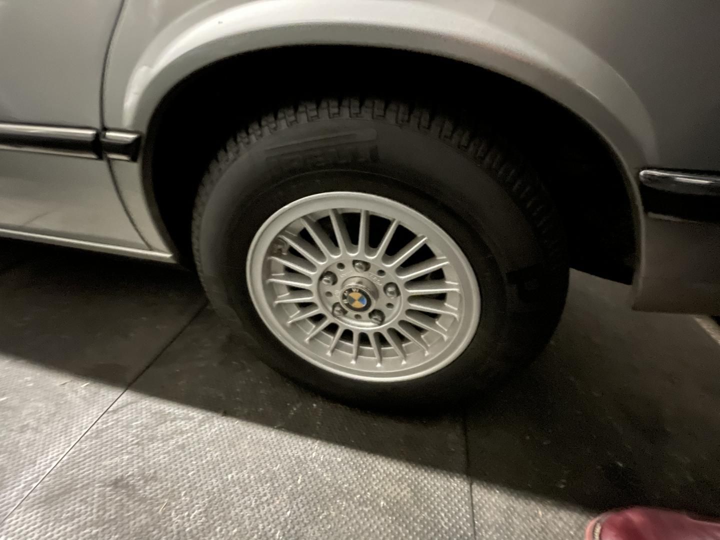 BMW Řada 5, 525i E12 REZEVOVÁNO - fotka 6