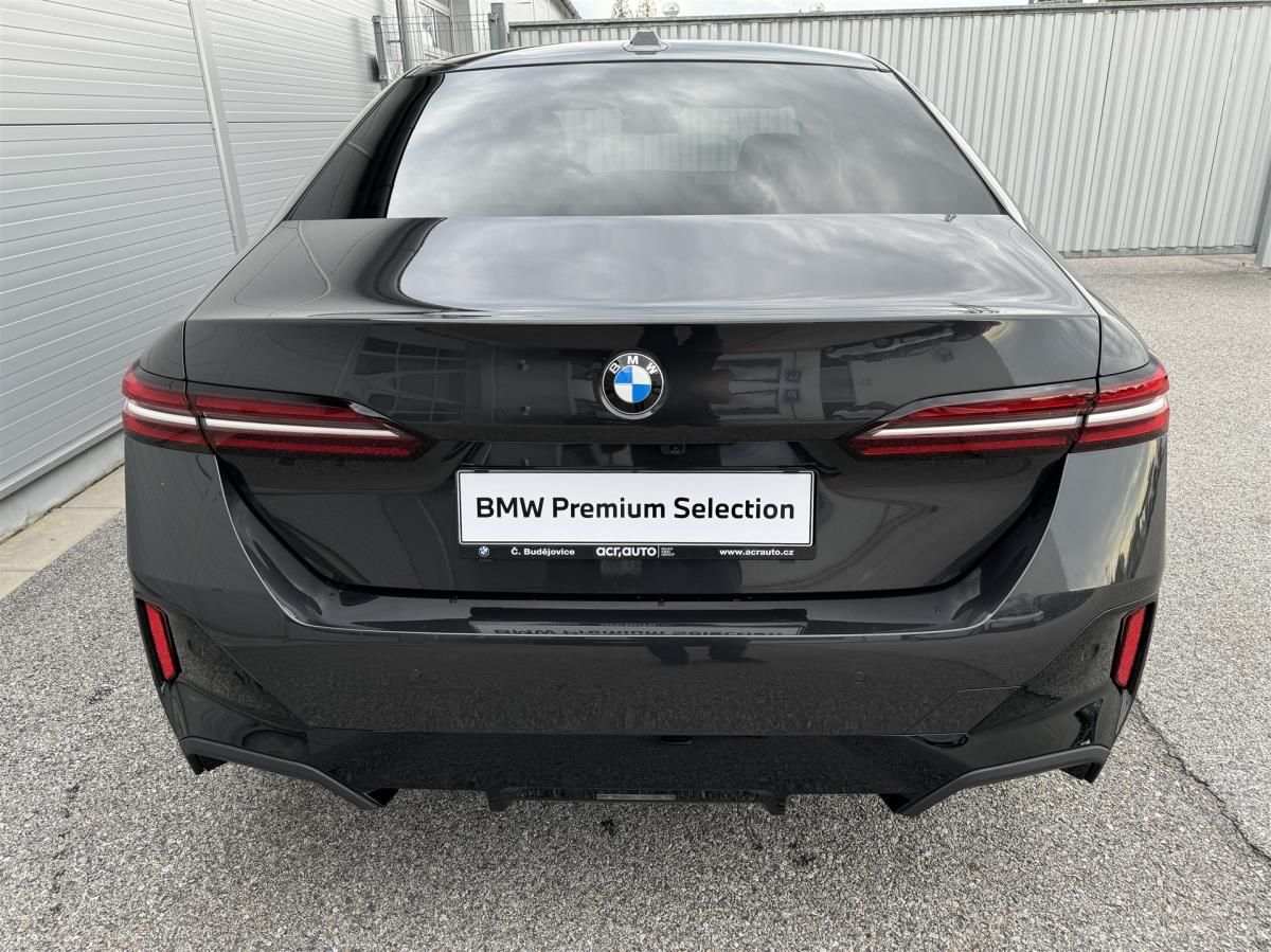 BMW Řada 5, 520d xDrive Sedan - fotka 4