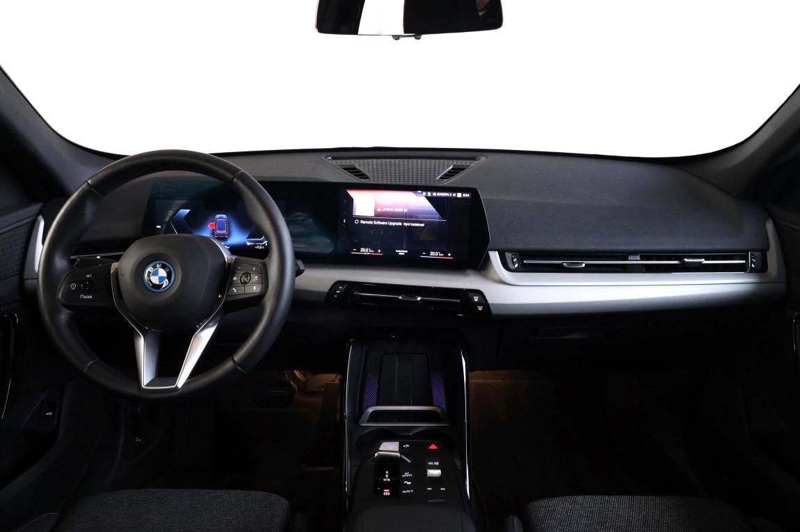 BMW iX1, xDrive30 - fotka 5