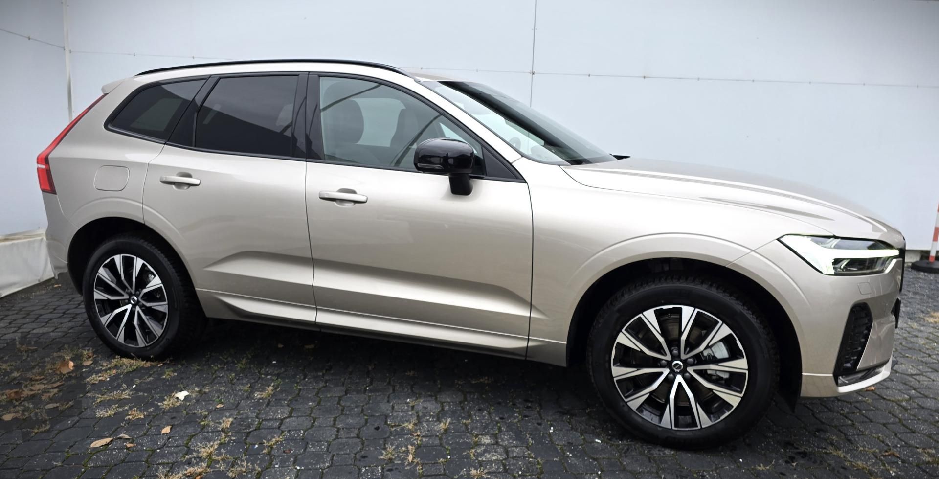 Volvo XC60, B4 AWD PLUS Dark AT8 - fotka 2