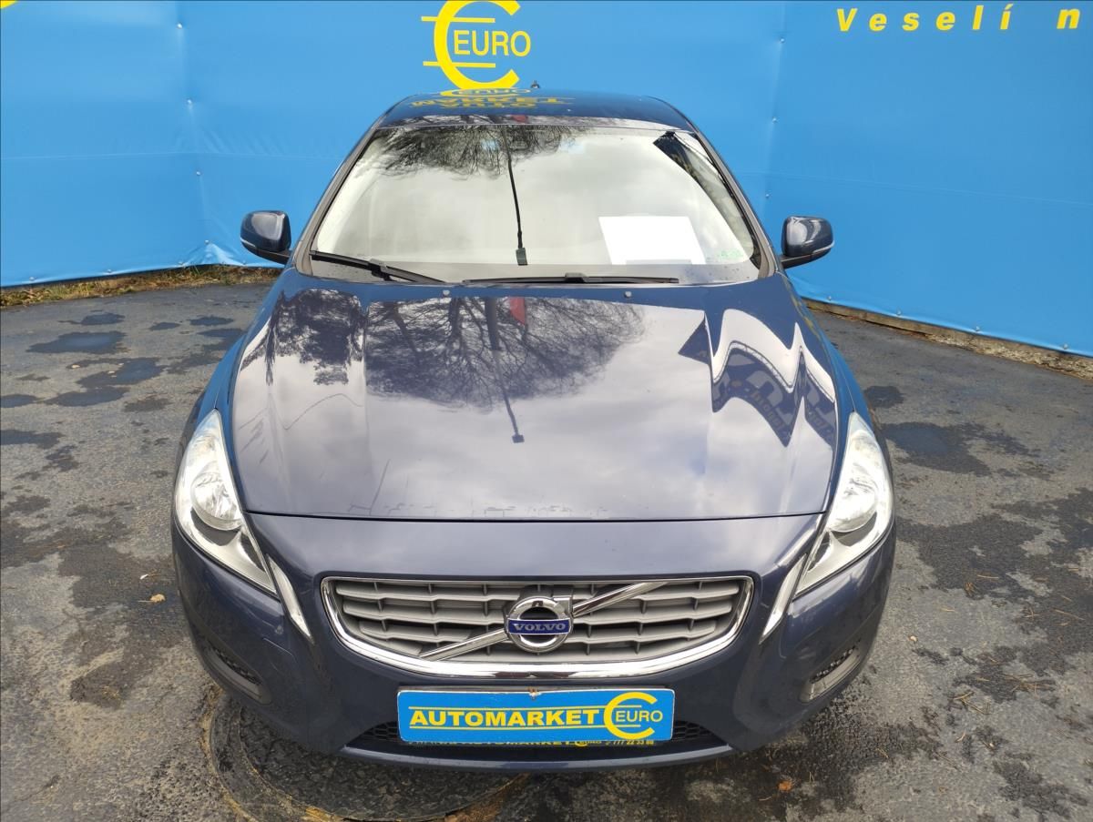 Volvo V60, 1,6 D2 MOMENTUM - fotka 2