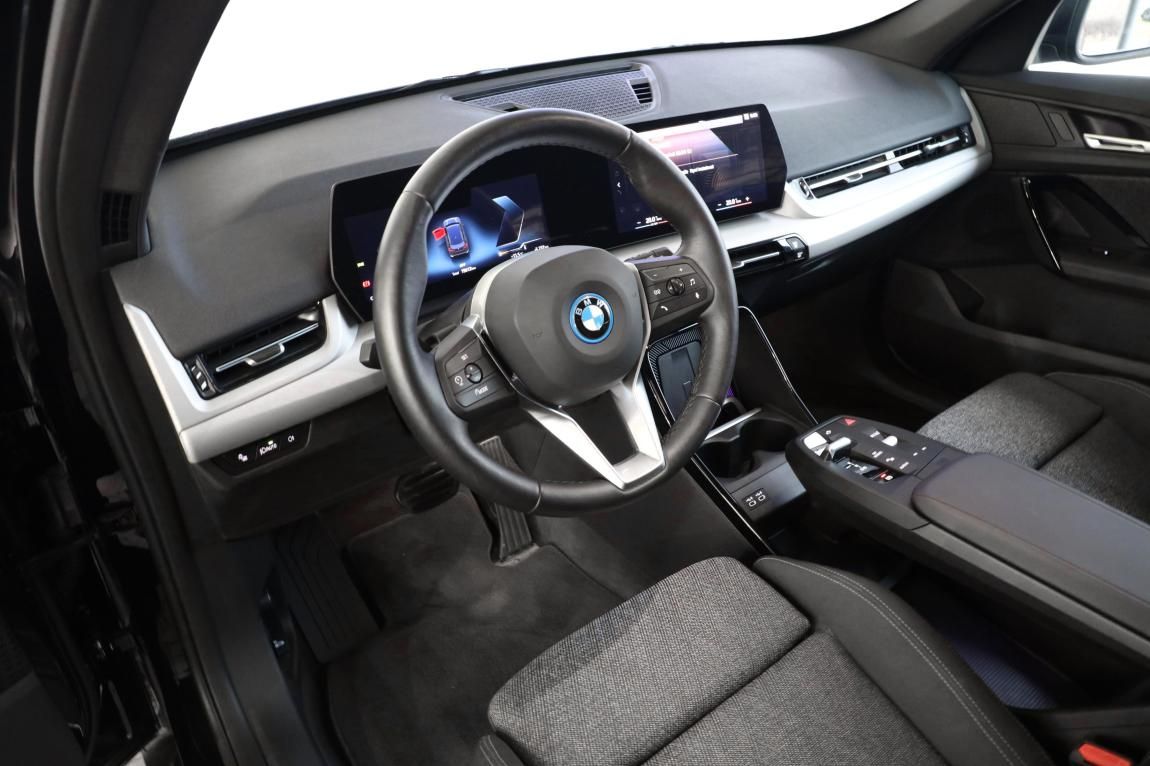 BMW iX1, xDrive30 - fotka 2