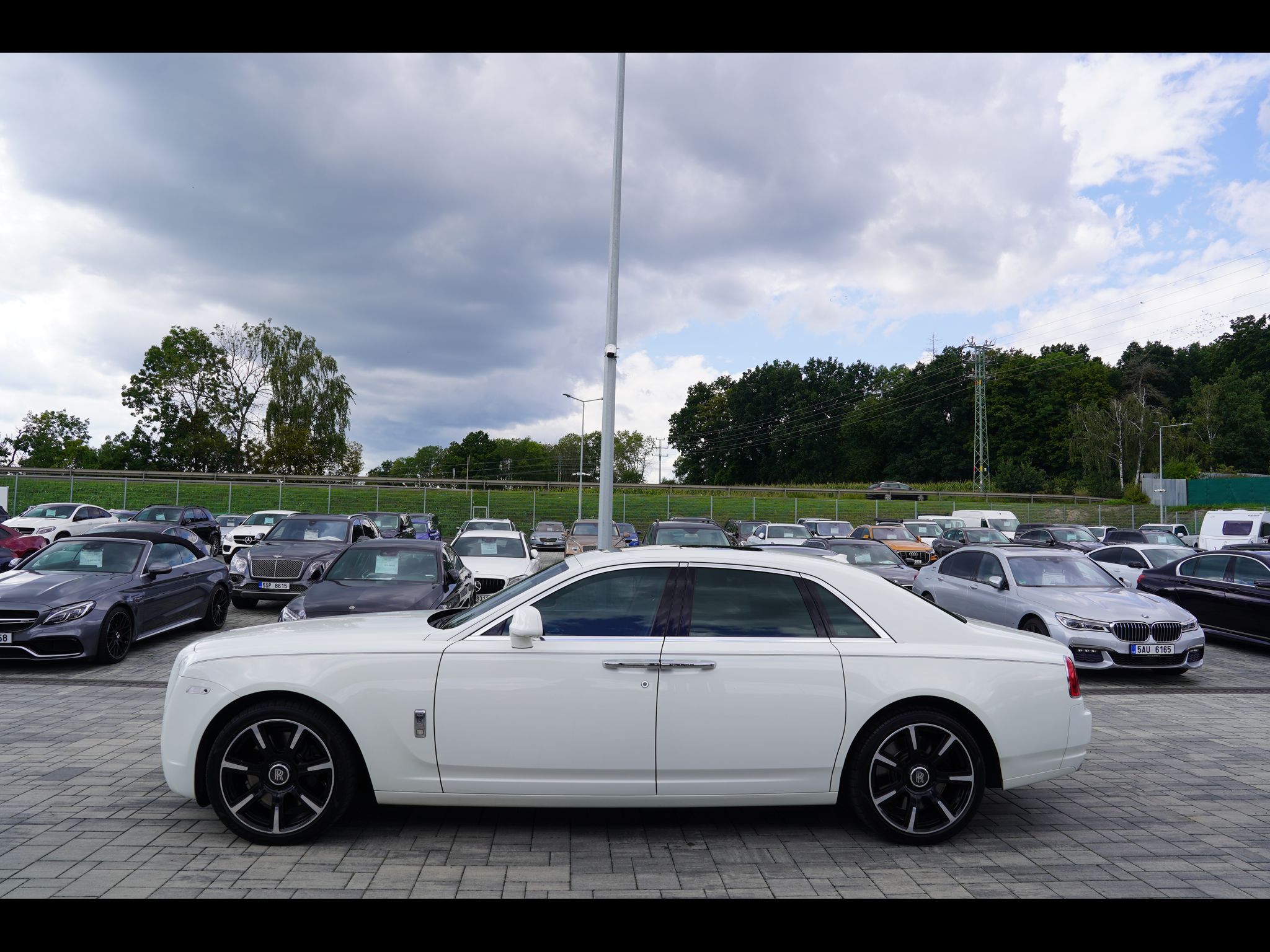 Rolls-Royce Ghost, 6.75i V12  570 PS - fotka 3