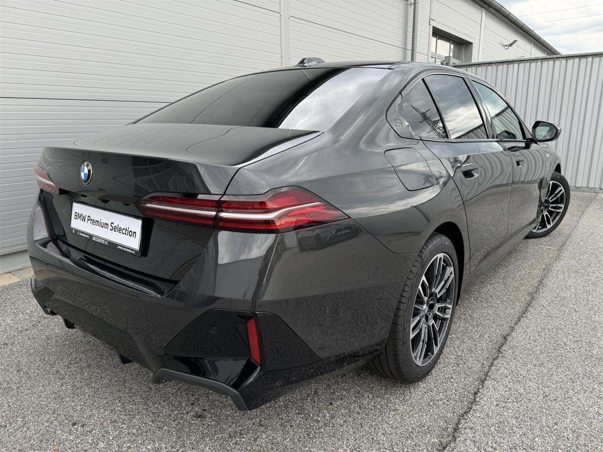BMW Řada 5, 520d xDrive Sedan - fotka 3