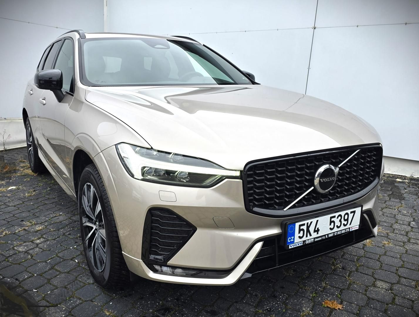 Volvo XC60, B4 AWD PLUS Dark AT8 - fotka 4