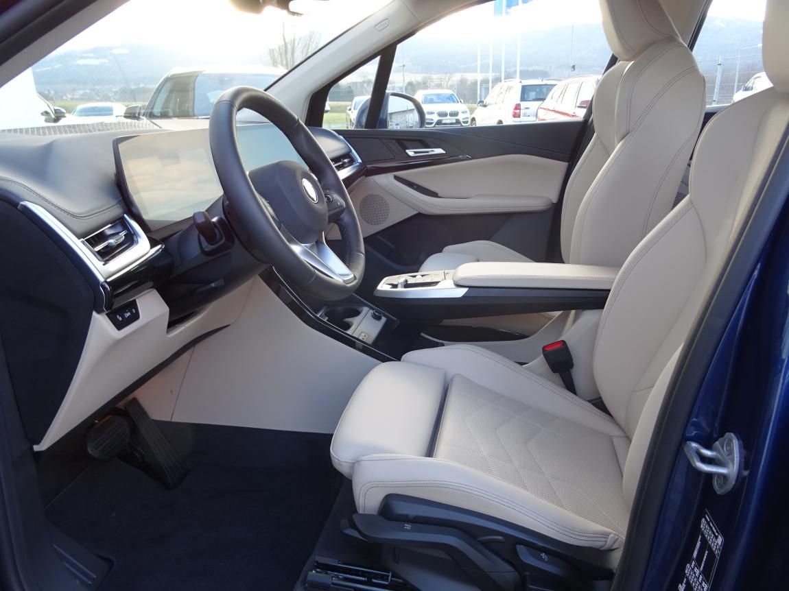 BMW Řada 2, 220i Active Tourer - fotka 2