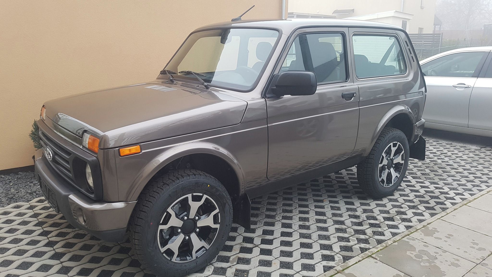 Lada Niva, 2025 4x4 Nové Legend dvě barvy - fotka 3