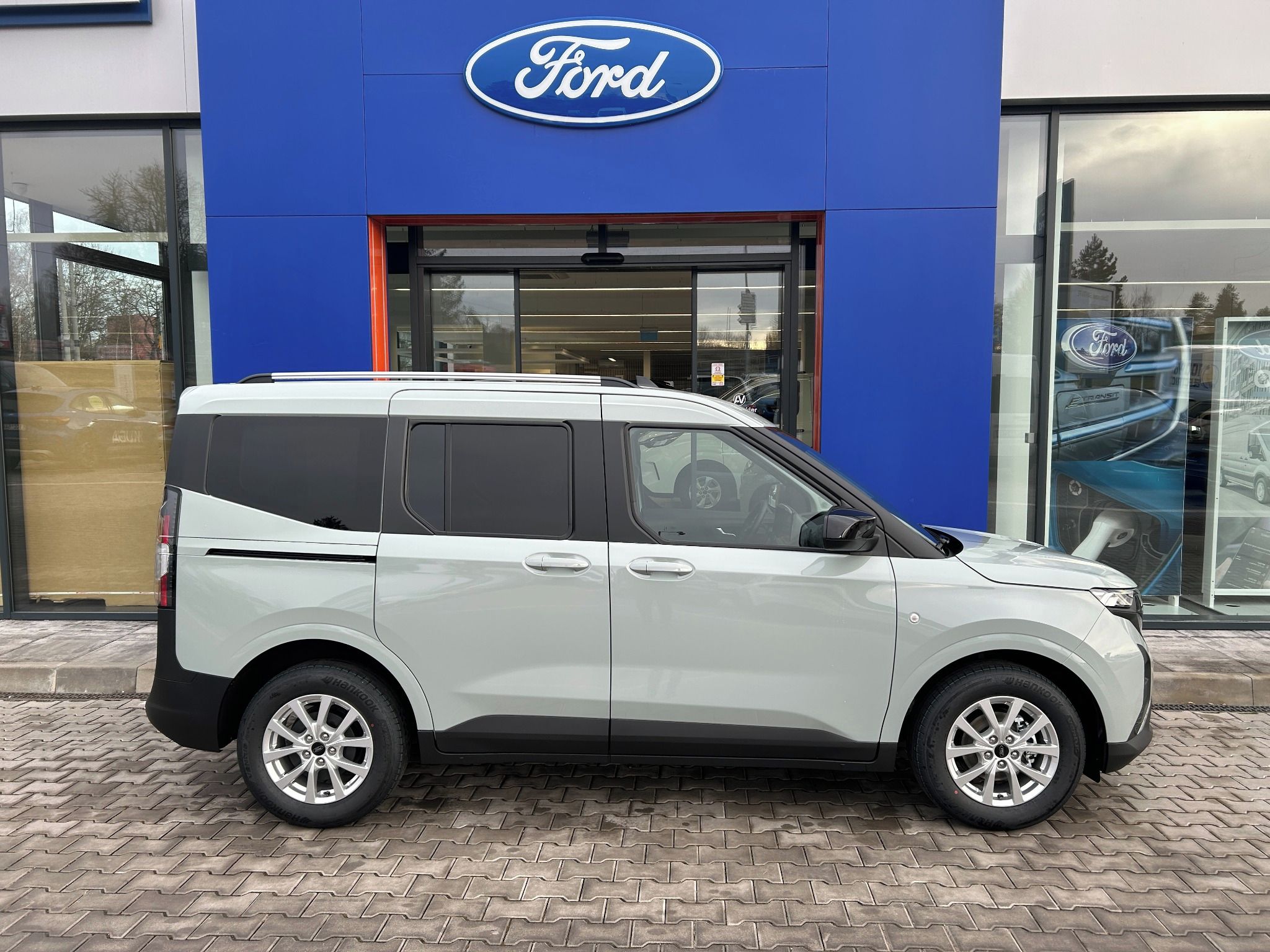 Ford Tourneo Courier, Titanium 1.0 EcoBoost 92 kW - fotka 3