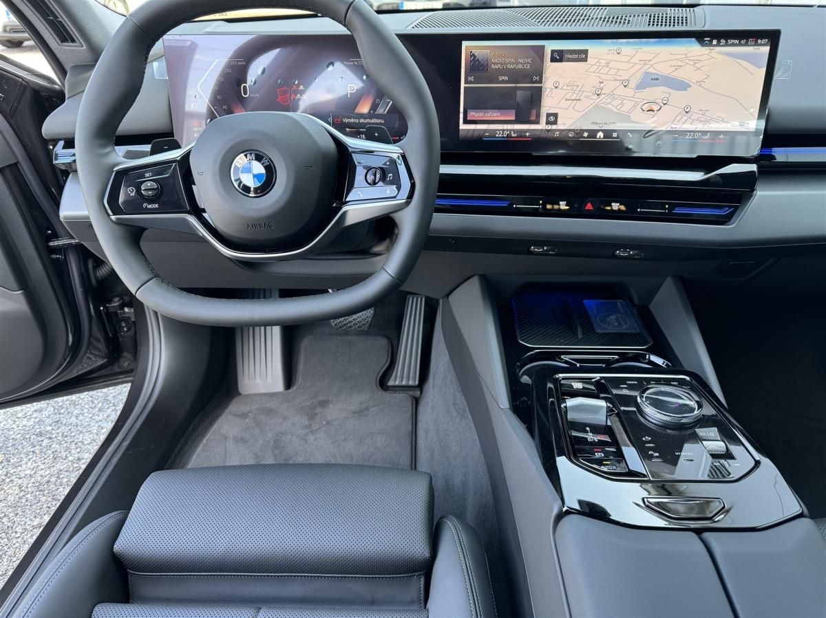BMW Řada 5, 520d xDrive Sedan - fotka 6
