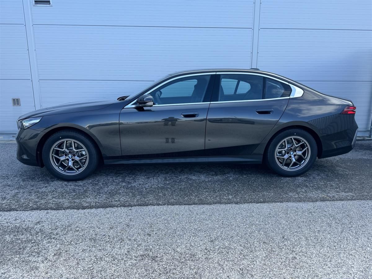 BMW Řada 5, 520d xDrive Sedan - fotka 3