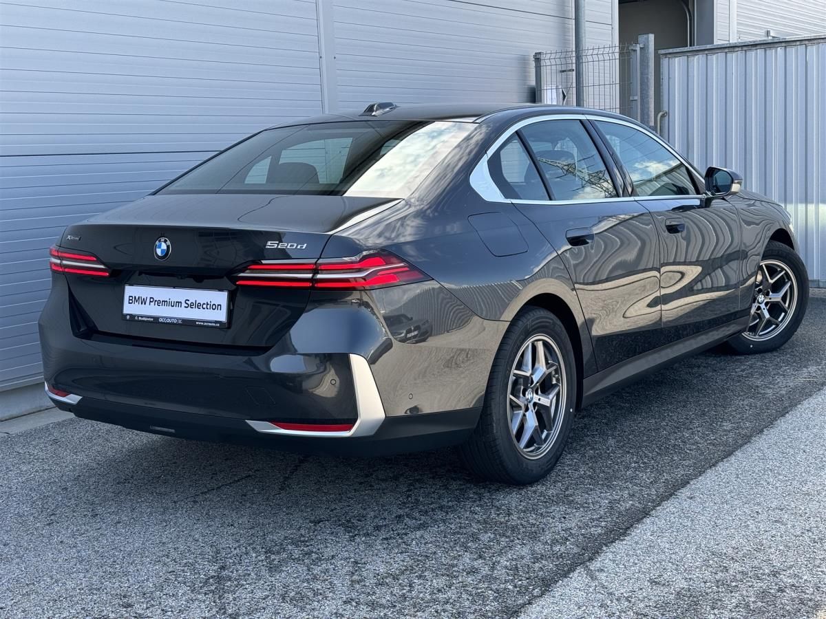 BMW Řada 5, 520d xDrive Sedan - fotka 2