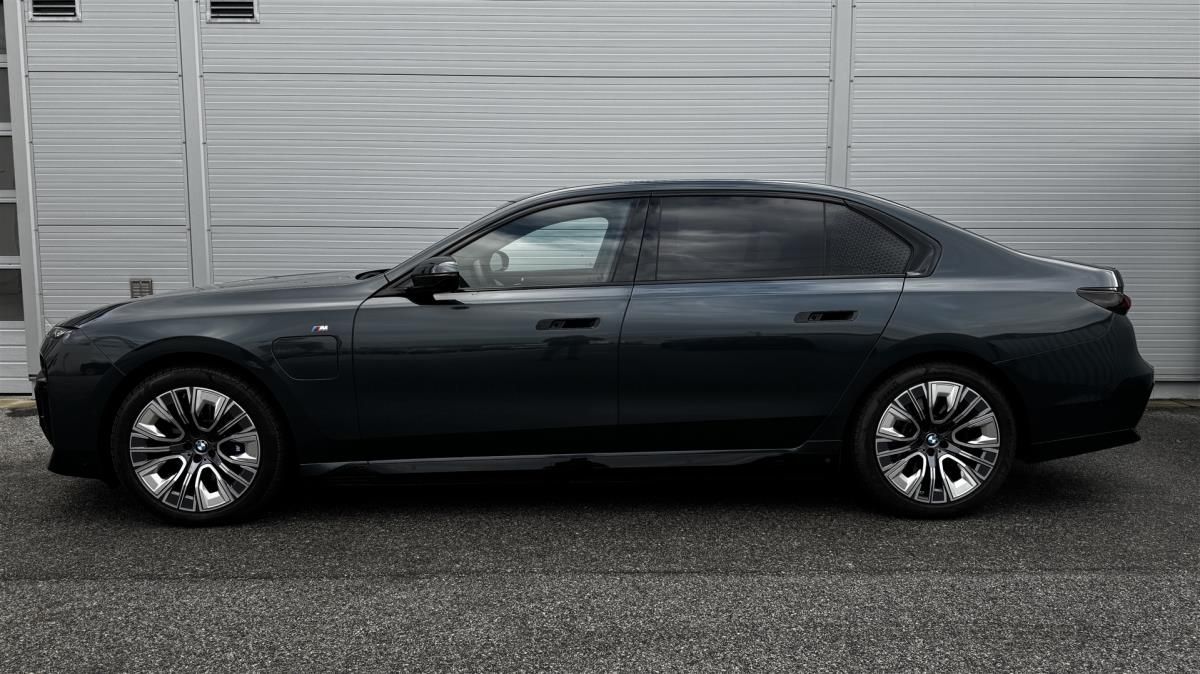 BMW Řada 7, 750e xDrive Sedan - fotka 3