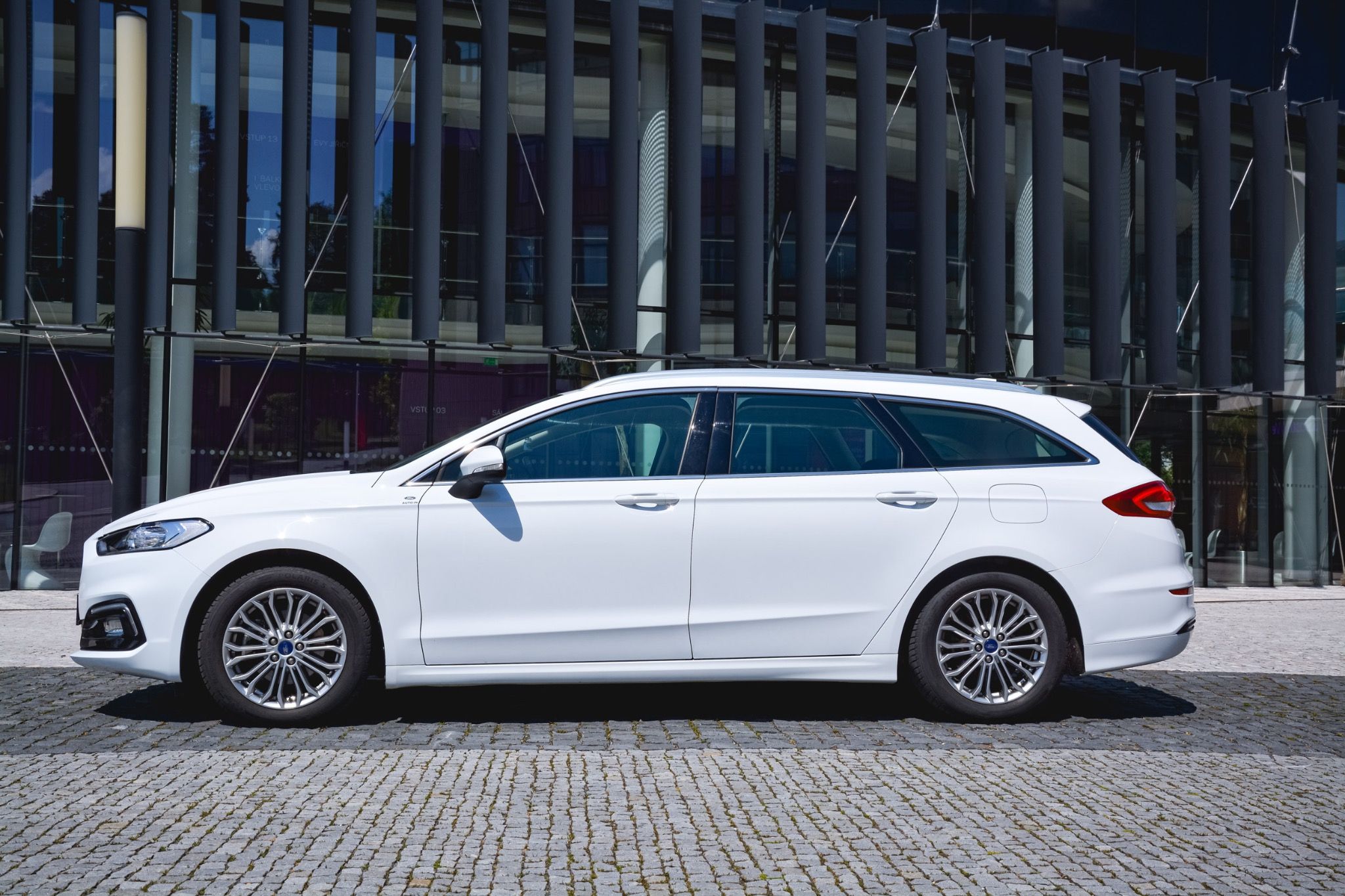 Ford Mondeo, 2.0 138kw Hybrid ecvT TITANIUM - fotka 2
