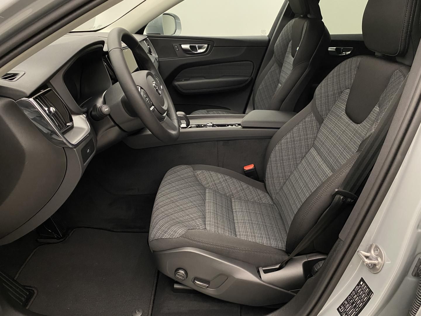 Volvo XC60, B5 AWD AUT CORE - fotka 3