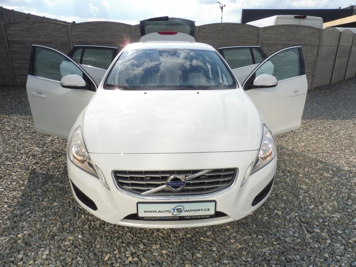 Volvo V60, 2.0D3 V5 135PS AUT EXTRA STAV! - fotka 2