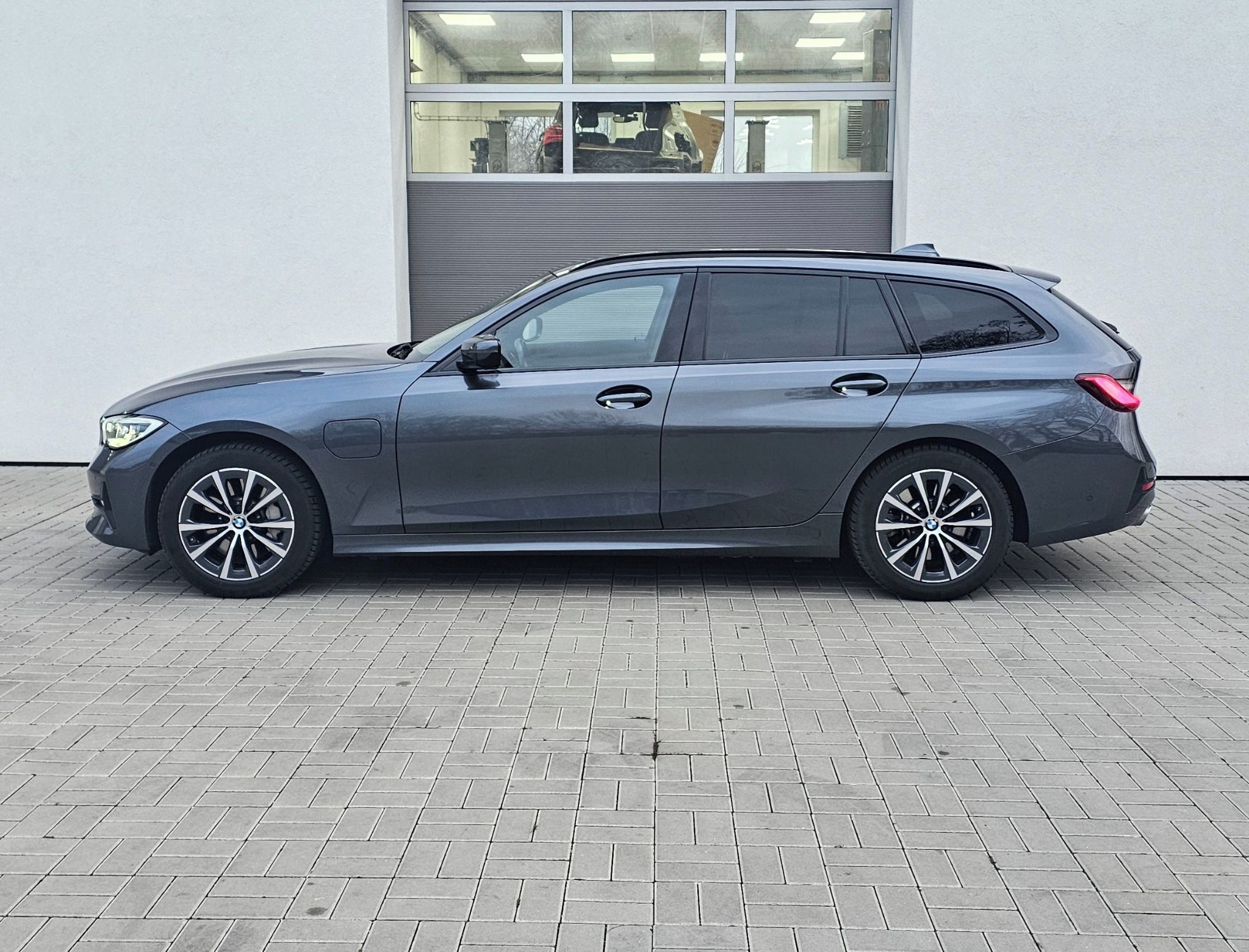 BMW Řada 3, 330e SportLine - fotka 4
