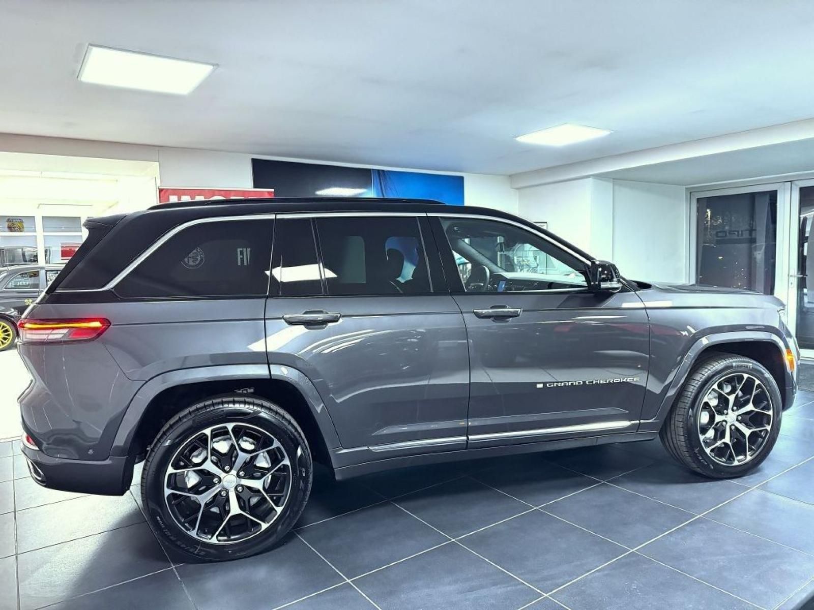 Jeep Grand Cherokee, 2,0 T 380k PHEV 4x4 AT8 ZF - fotka 4