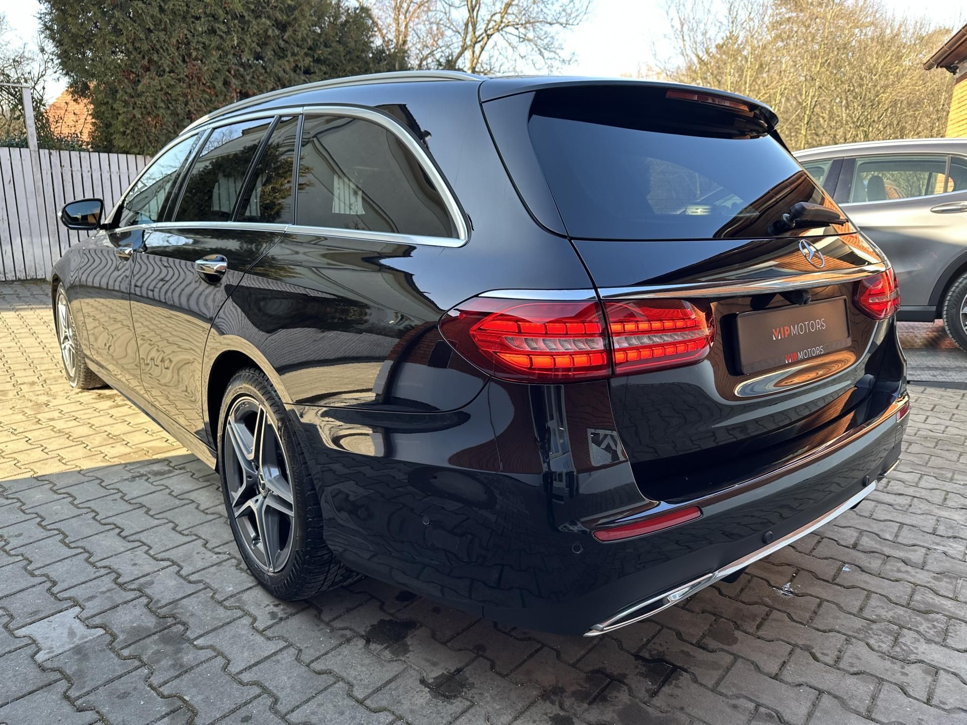 Mercedes-Benz Třídy E, E220d-4M-AMG-ČR - fotka 4