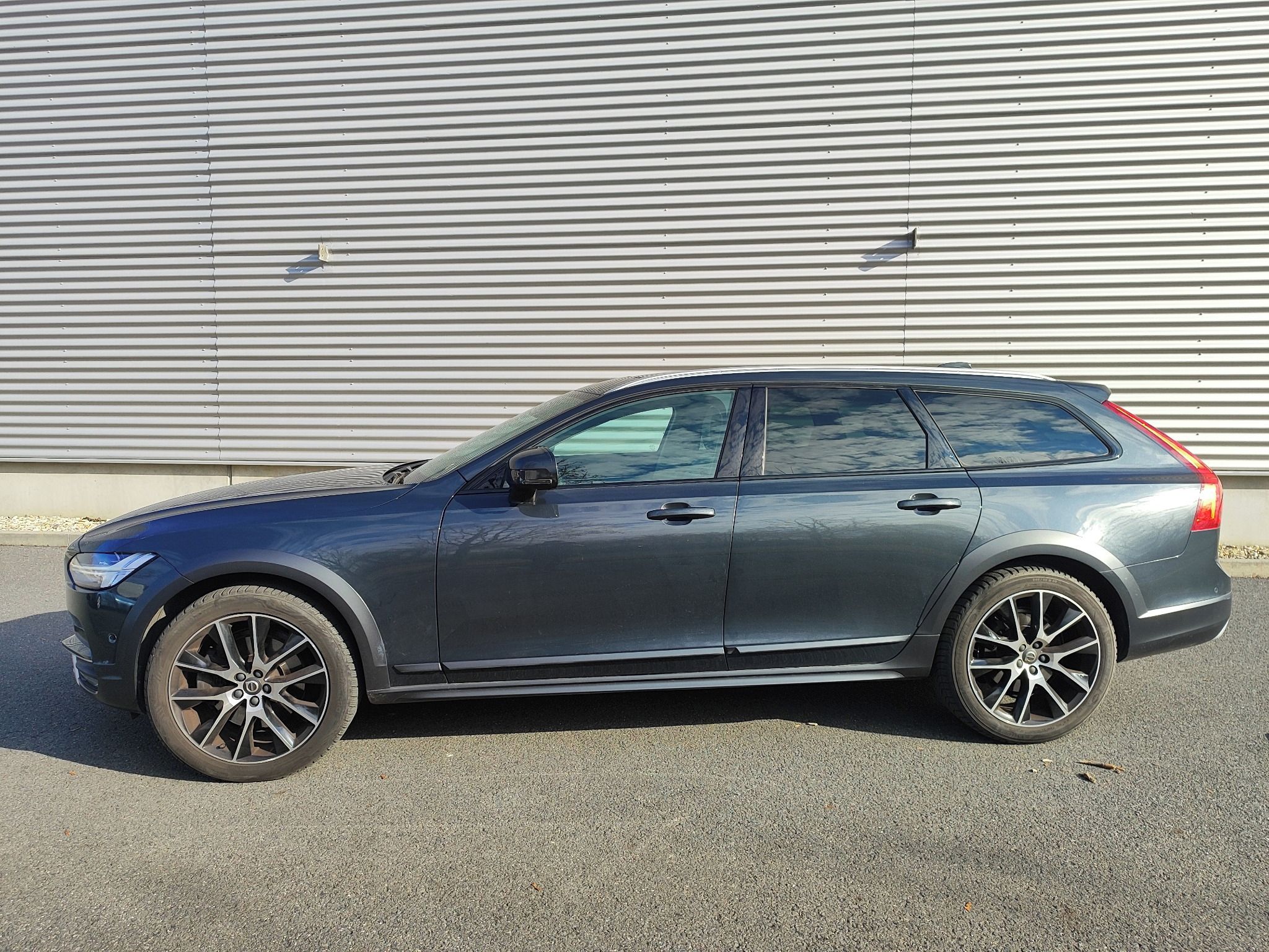 Volvo V90, Cross Country 2.0 D5 Pro AWD - fotka 2