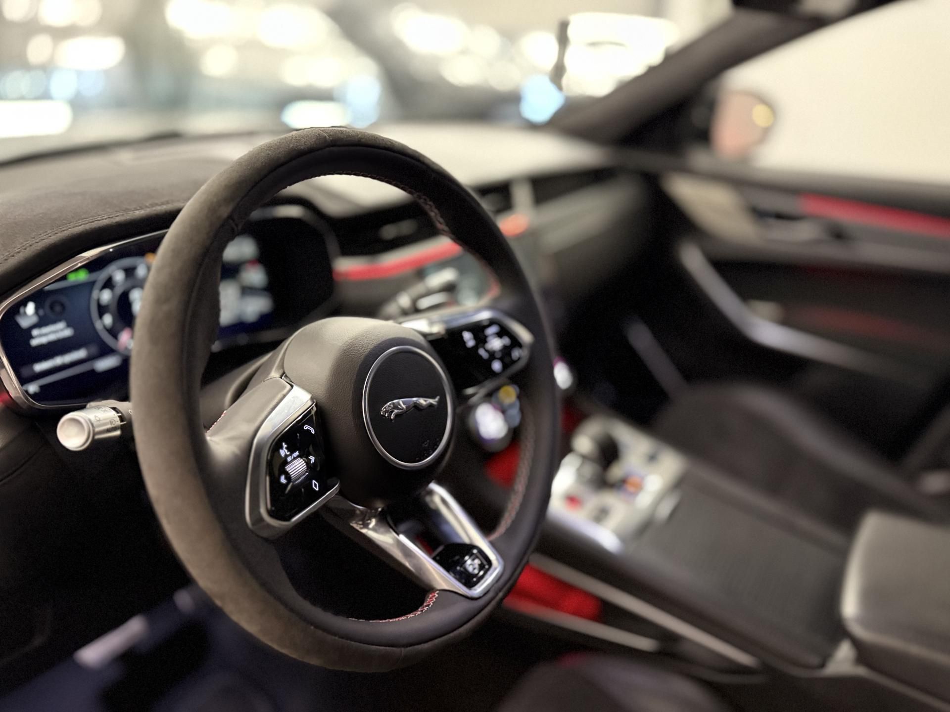 Jaguar F-Pace, 5.0 SVR 550PS,PLNÝ SERVIS - fotka 2