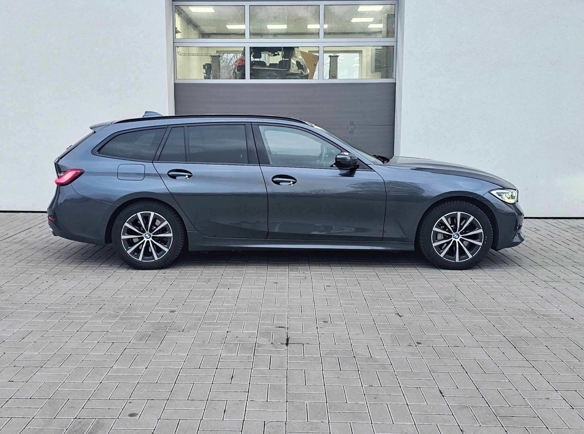 BMW Řada 3, 330e SportLine - fotka 5