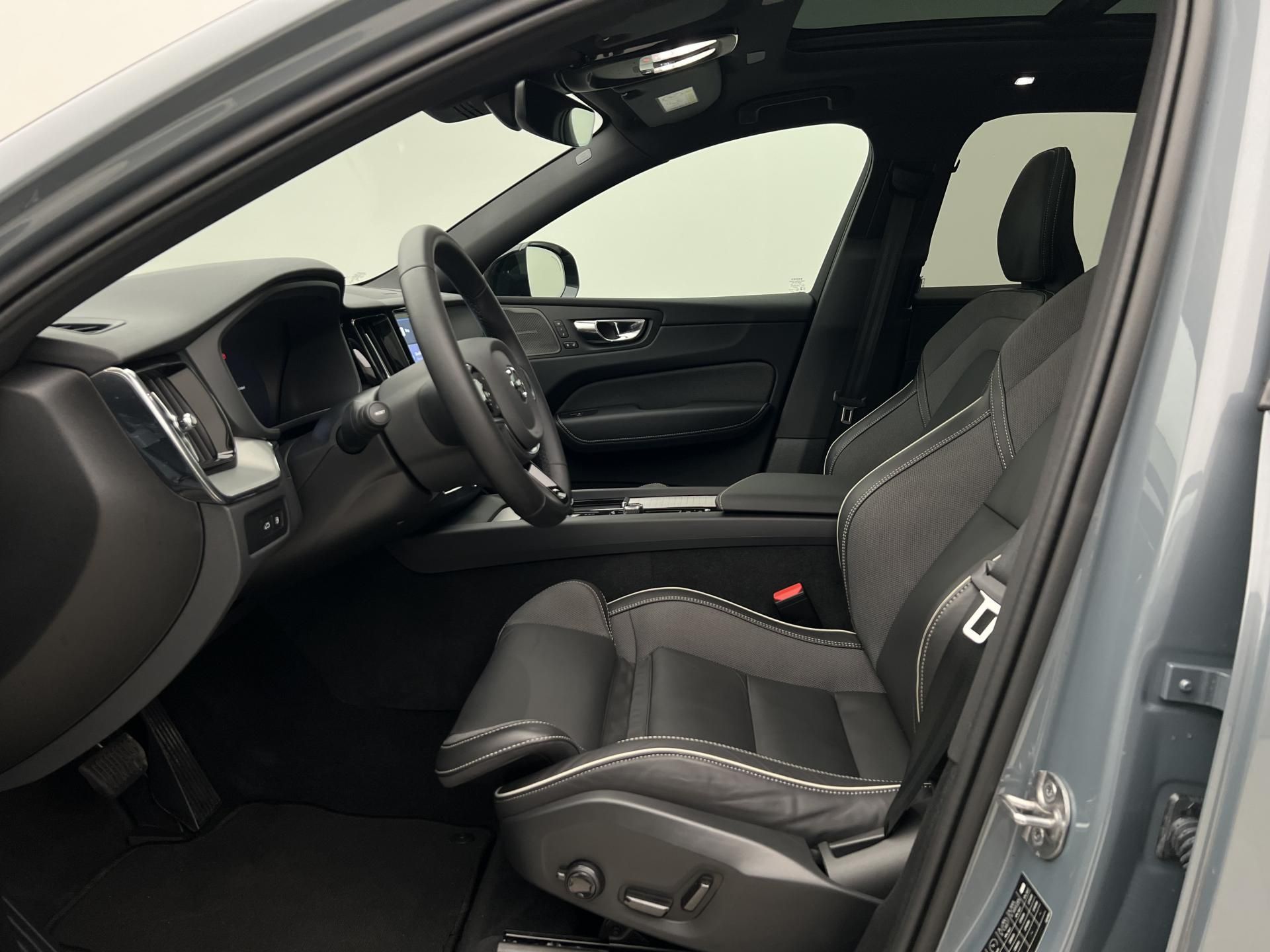Volvo XC60, T6 AWD RECHARGE PLUS DARK Aut - fotka 3