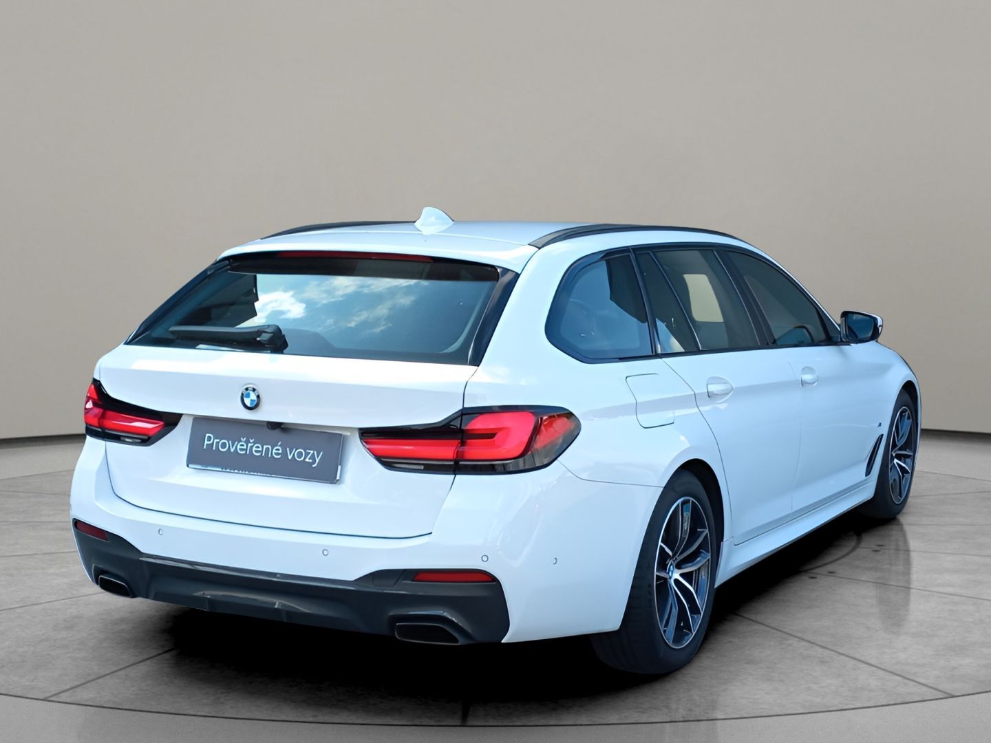 BMW Řada 5, 530d Touring xDrive M-paket - fotka 2