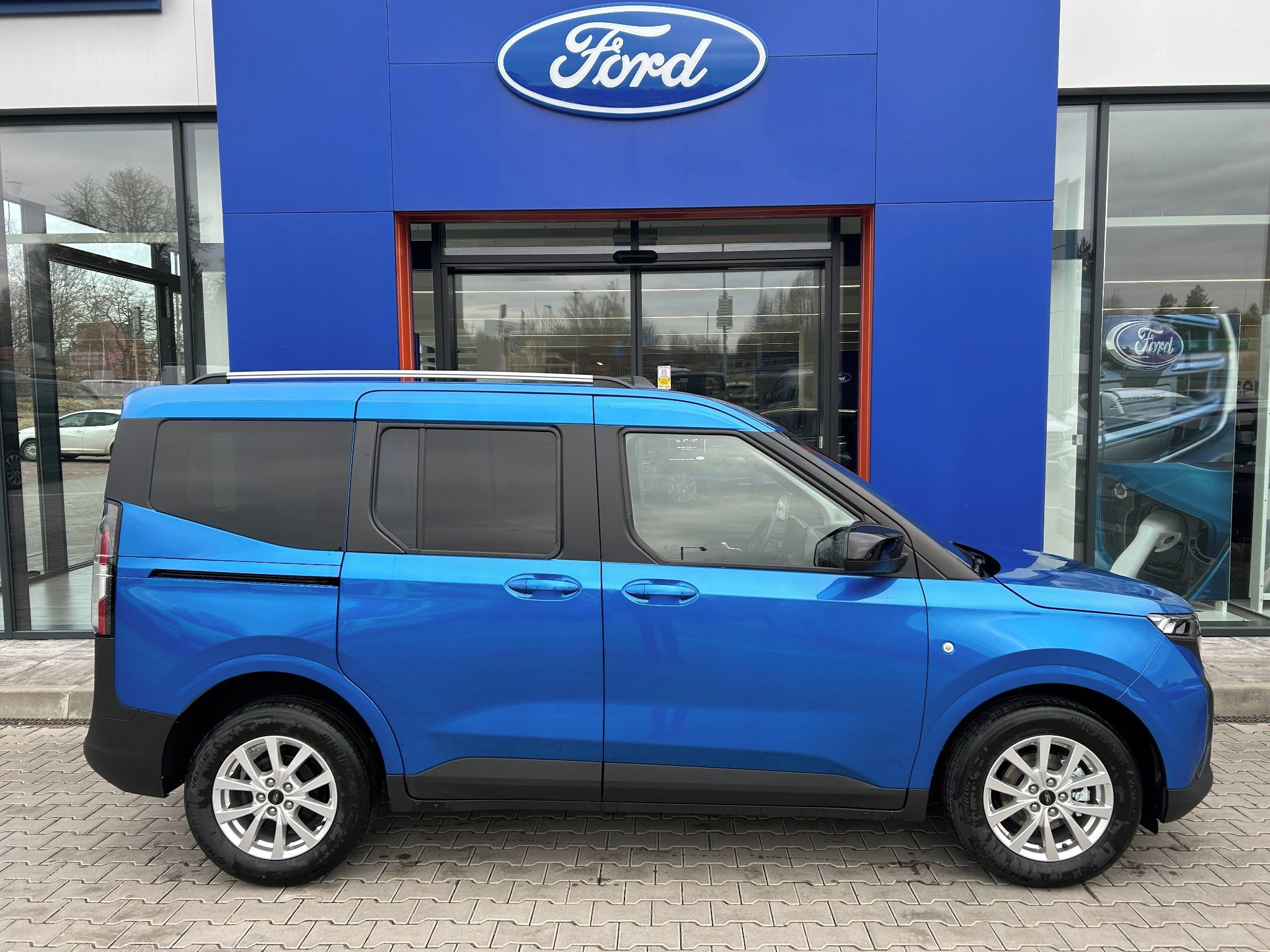 Ford Tourneo Courier, Titanium 1.0 EcoBoost 92 kW - fotka 3