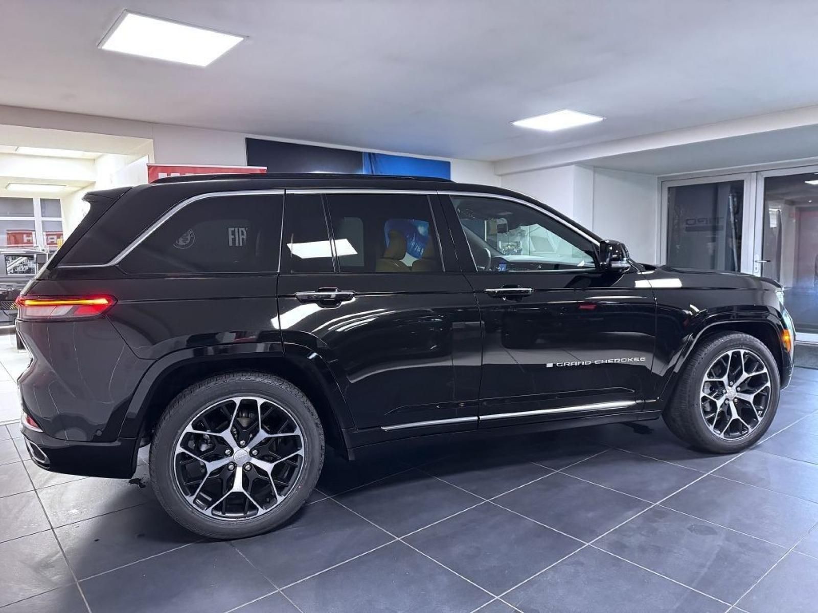 Jeep Grand Cherokee, 3,6 V6 291k 4x4 AT8 ZF SUMMIT - fotka 4