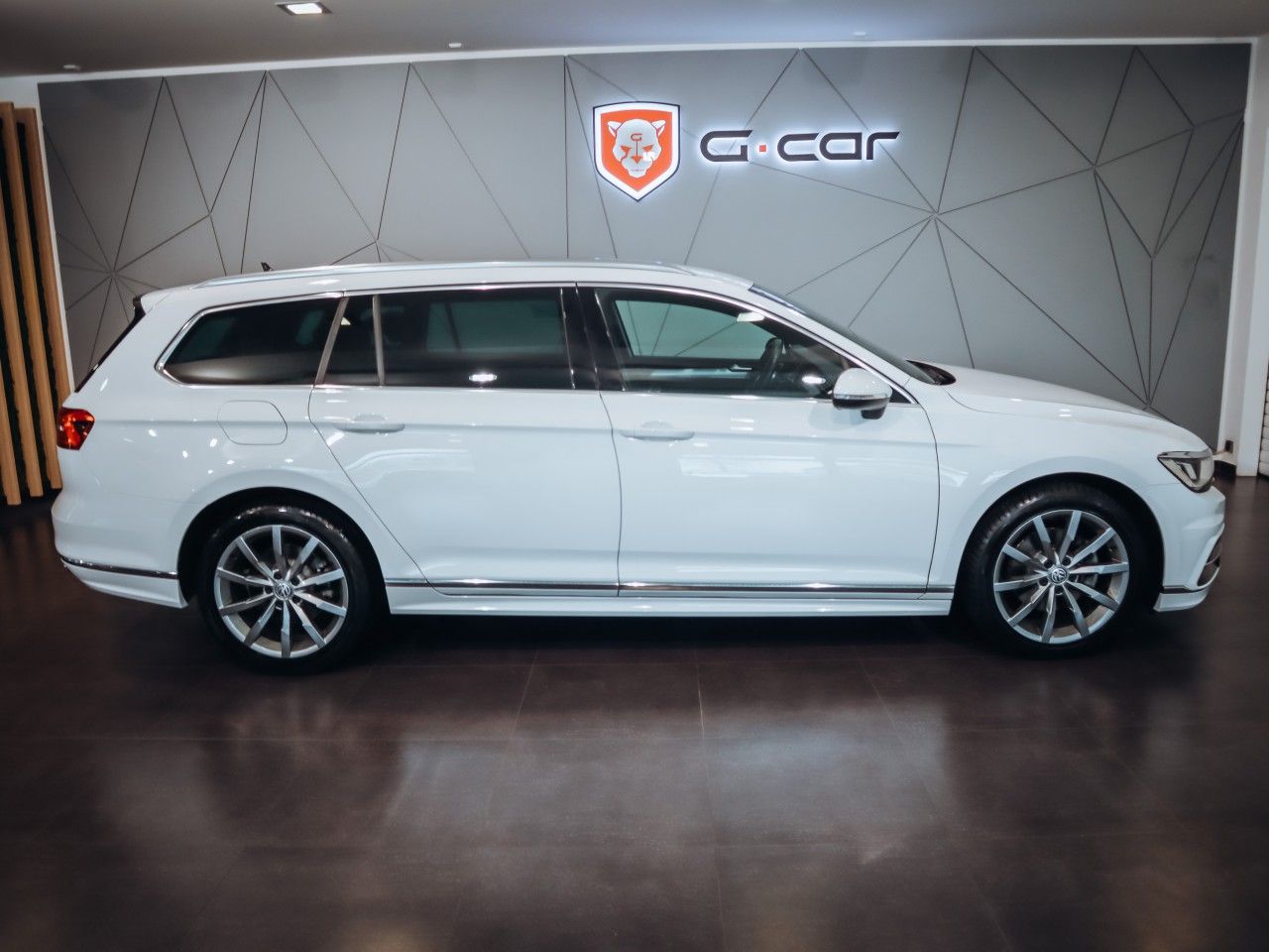Volkswagen Passat, 2.0TDI DSG R-line - fotka 3