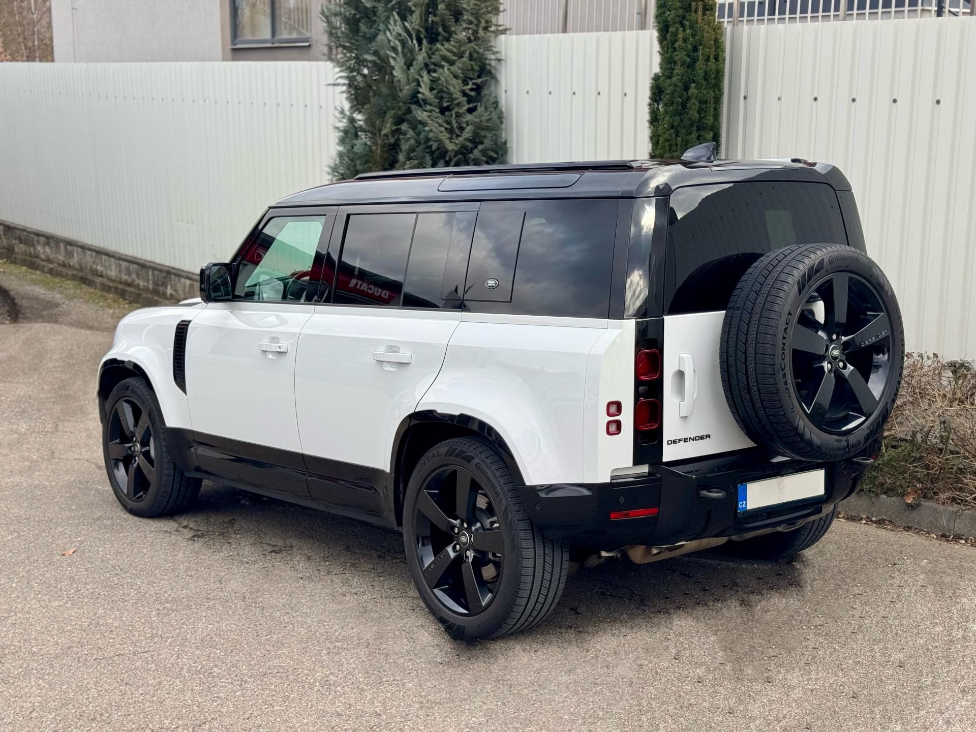 Land Rover Defender, D300 110X Dynamic HSE - fotka 4