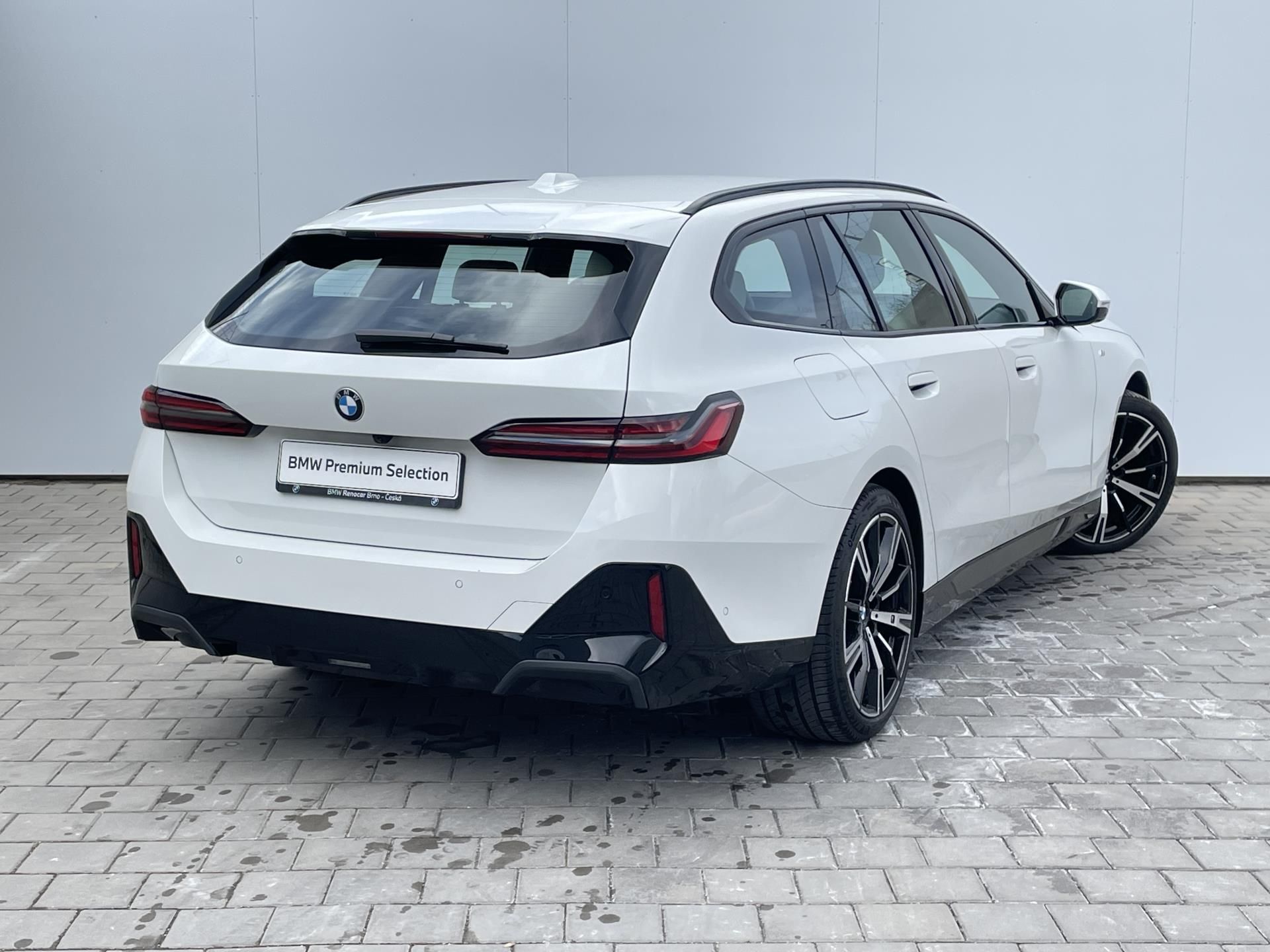 BMW Řada 5, 520d xDrive Touring - fotka 2