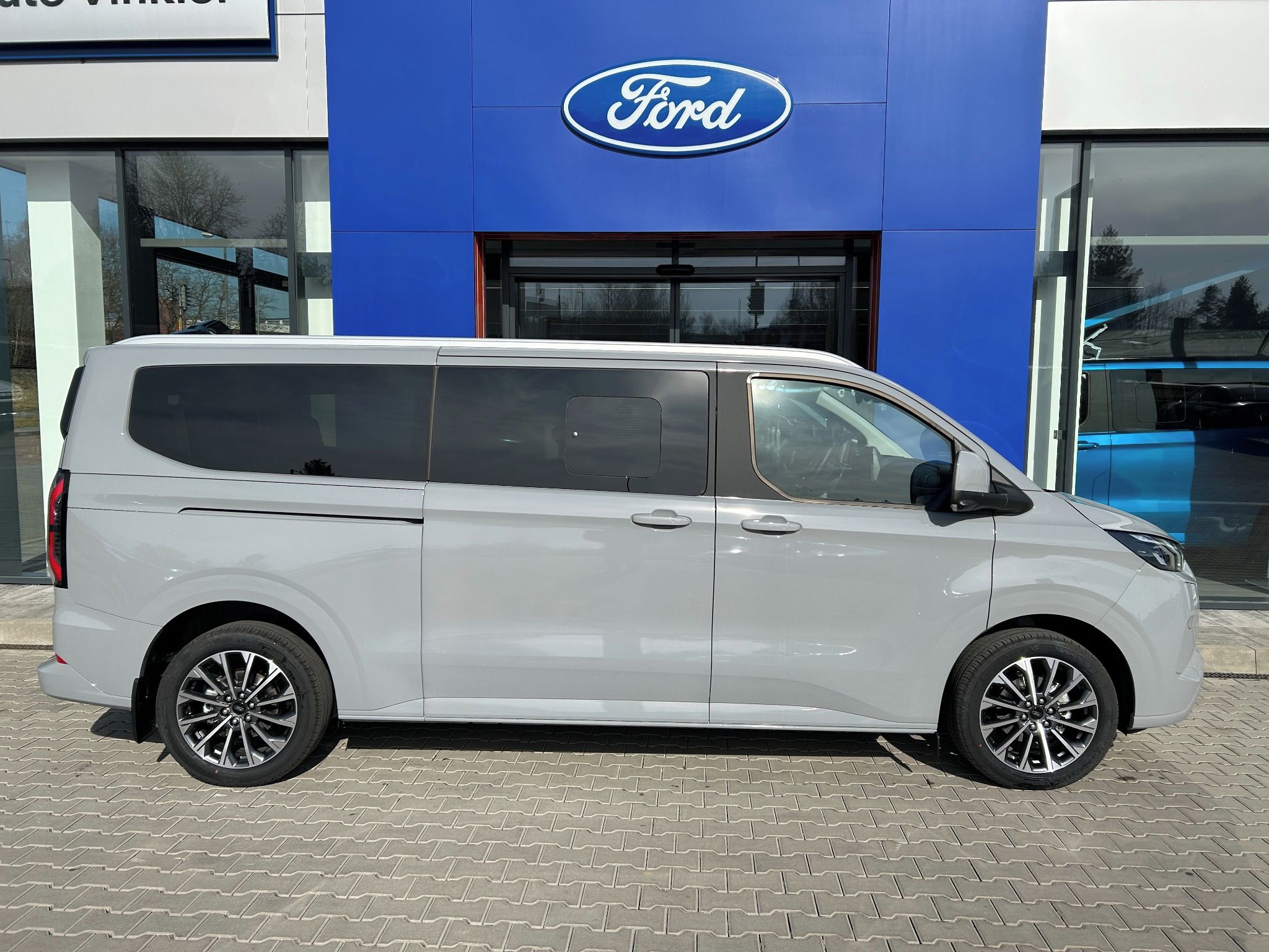 Ford Tourneo Custom, Titanium X L2 2.5 PHEV 171kW - fotka 4