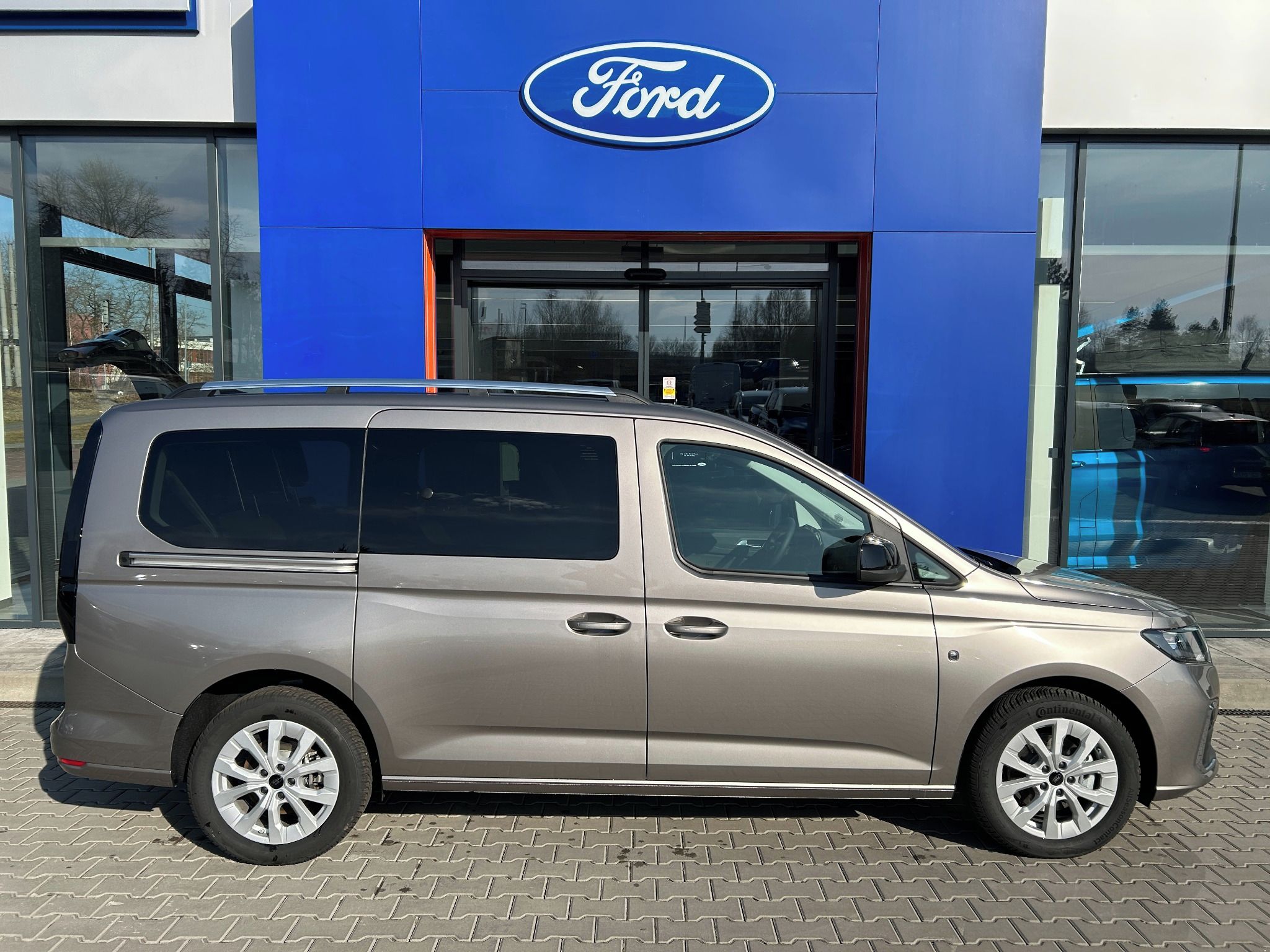 Ford Tourneo Connect, 1.5 Ecoboost 85kW AT Titanium - fotka 3