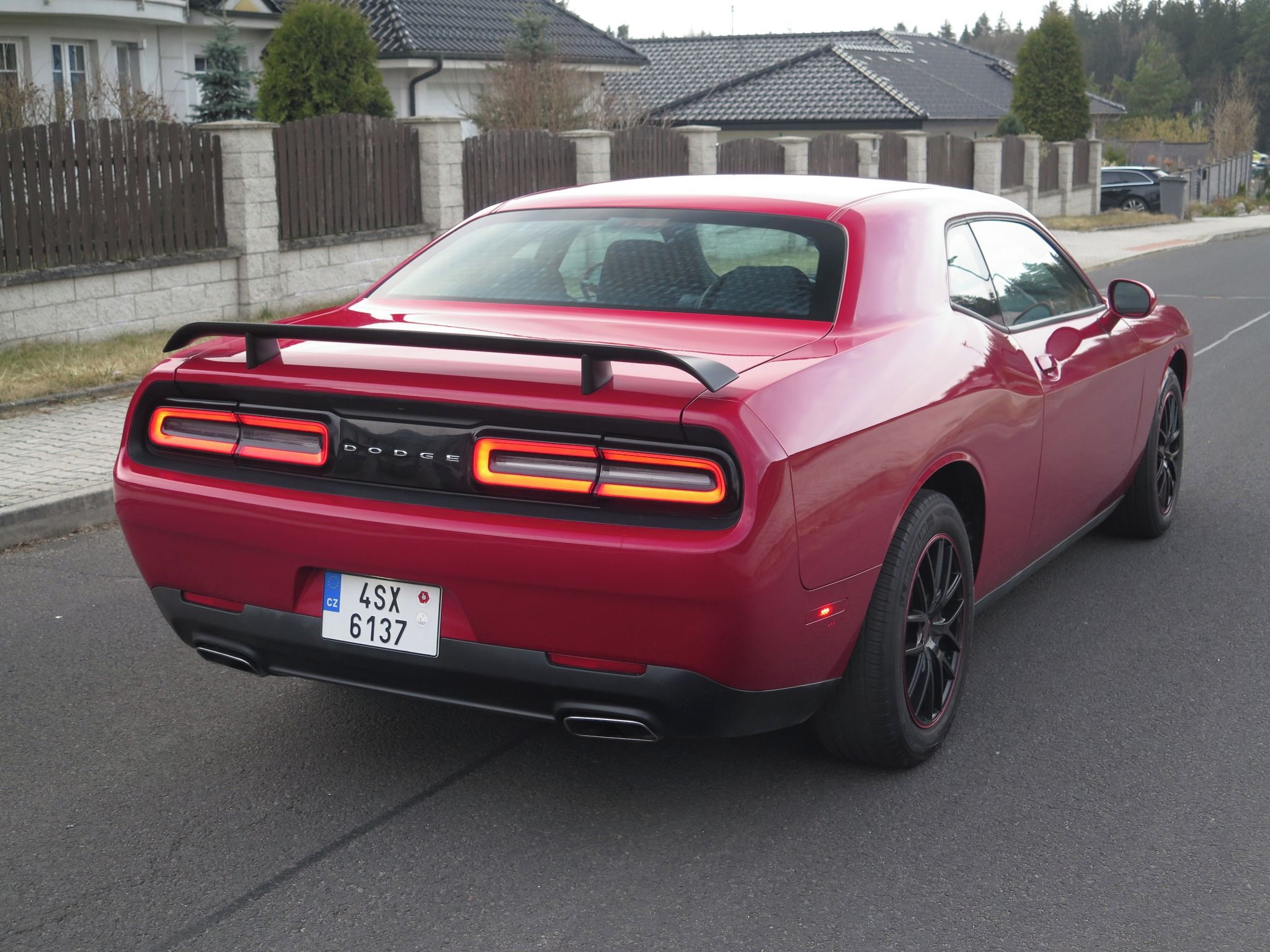 Dodge Challenger, 3.6 V6 - 22.755 km, KRÁSNÝ - fotka 4