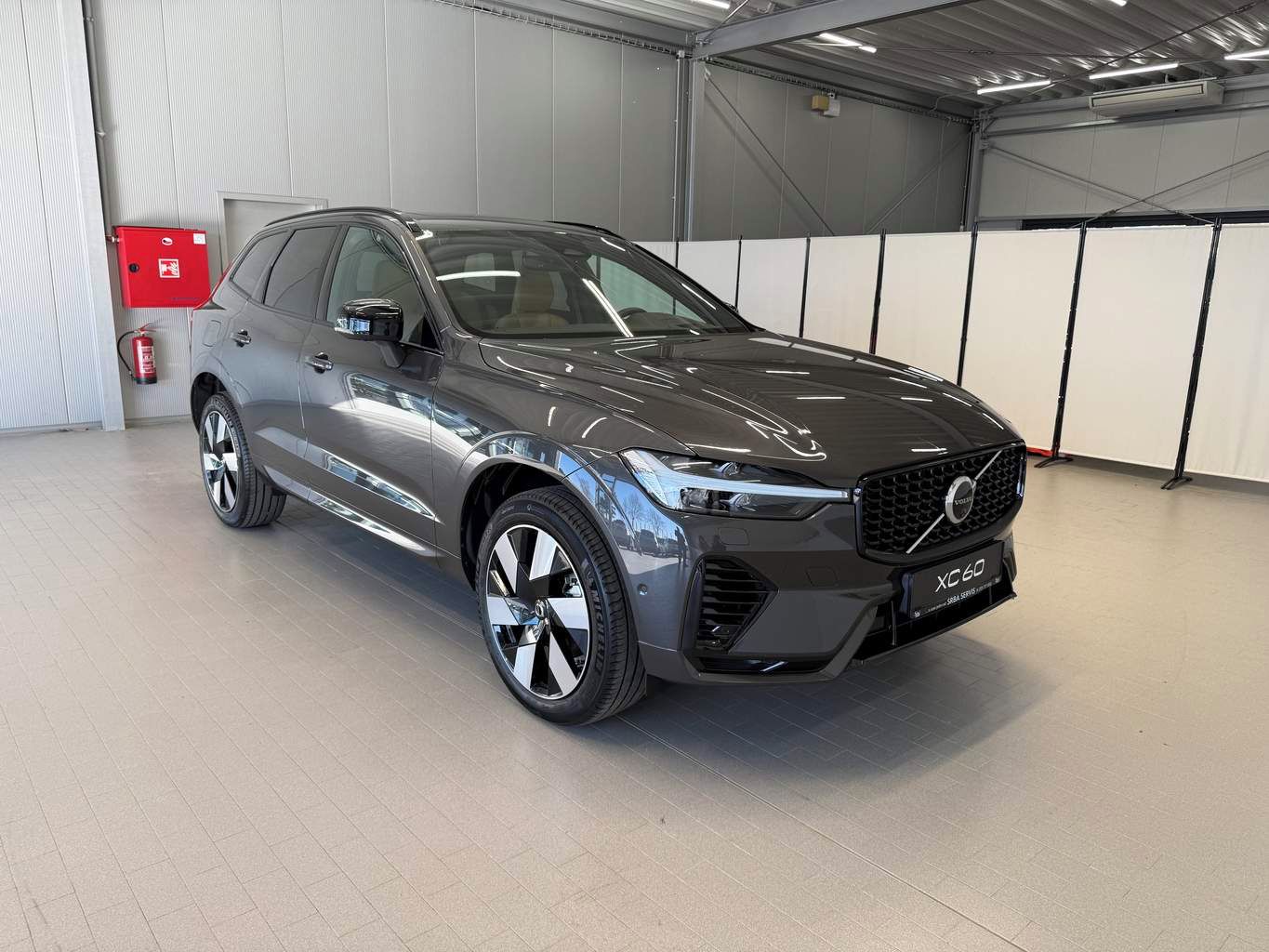 Volvo XC60, T8 AWD ULTRA Dark 2025 - fotka 2