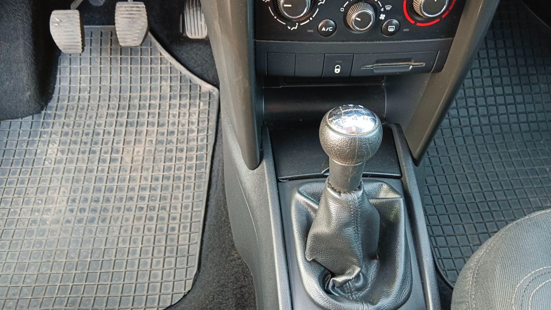 Peugeot 207, 1.4 70KW - fotka 6